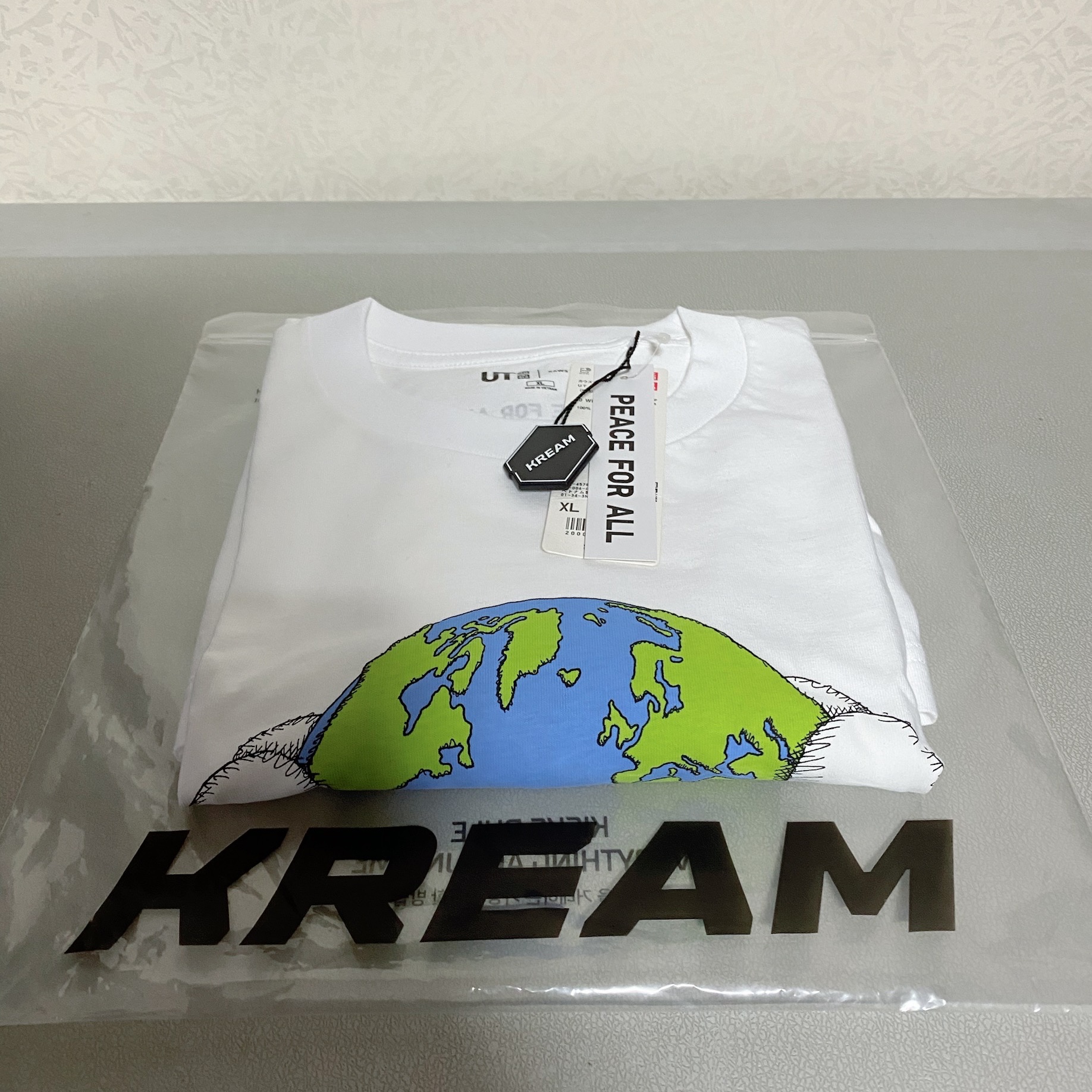 Uniqlo x Kaws Peace For All Graphic T-Shirt White 착용 스타일