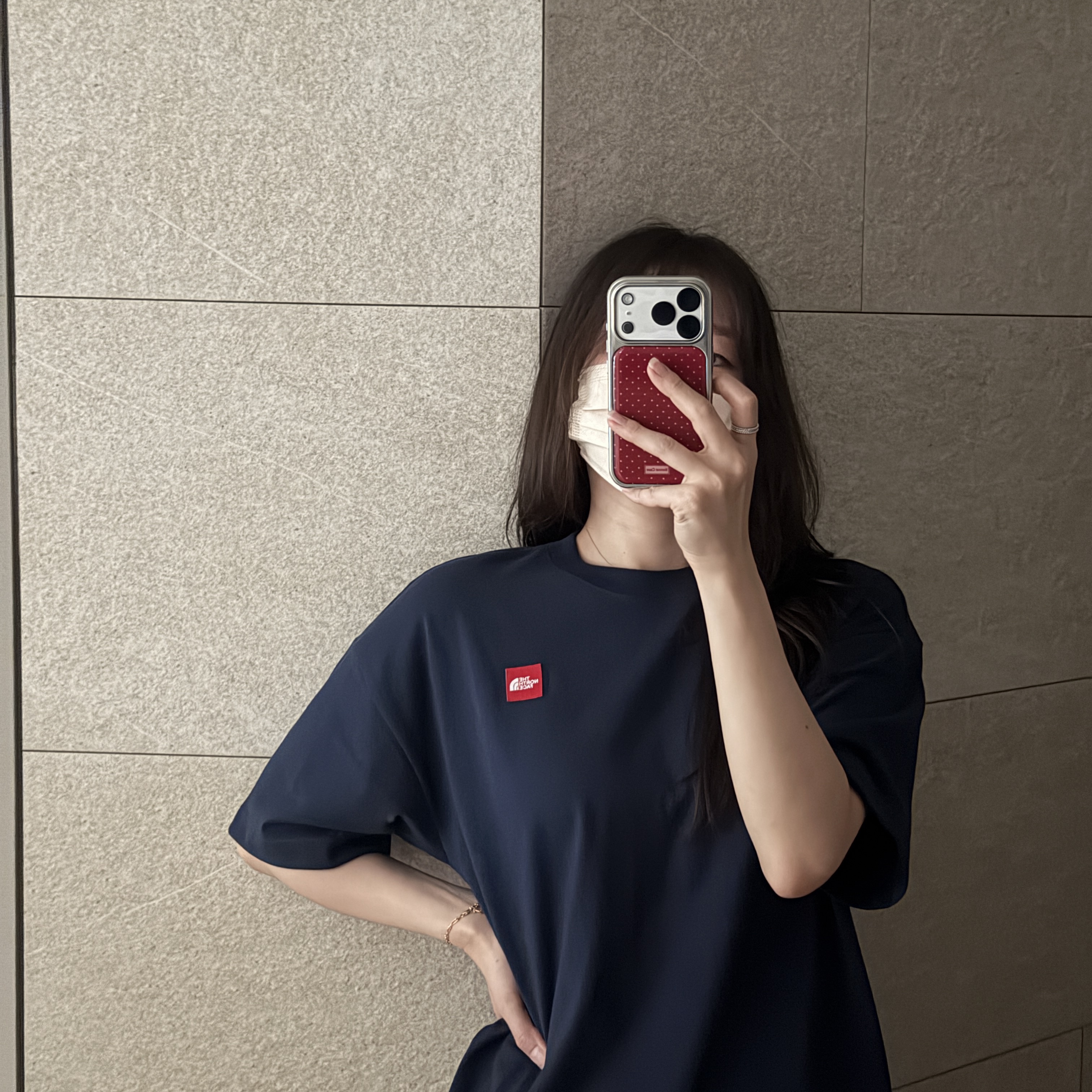 The North Face M TNF Red Box S/S Tee Navy 착용 스타일 - 2