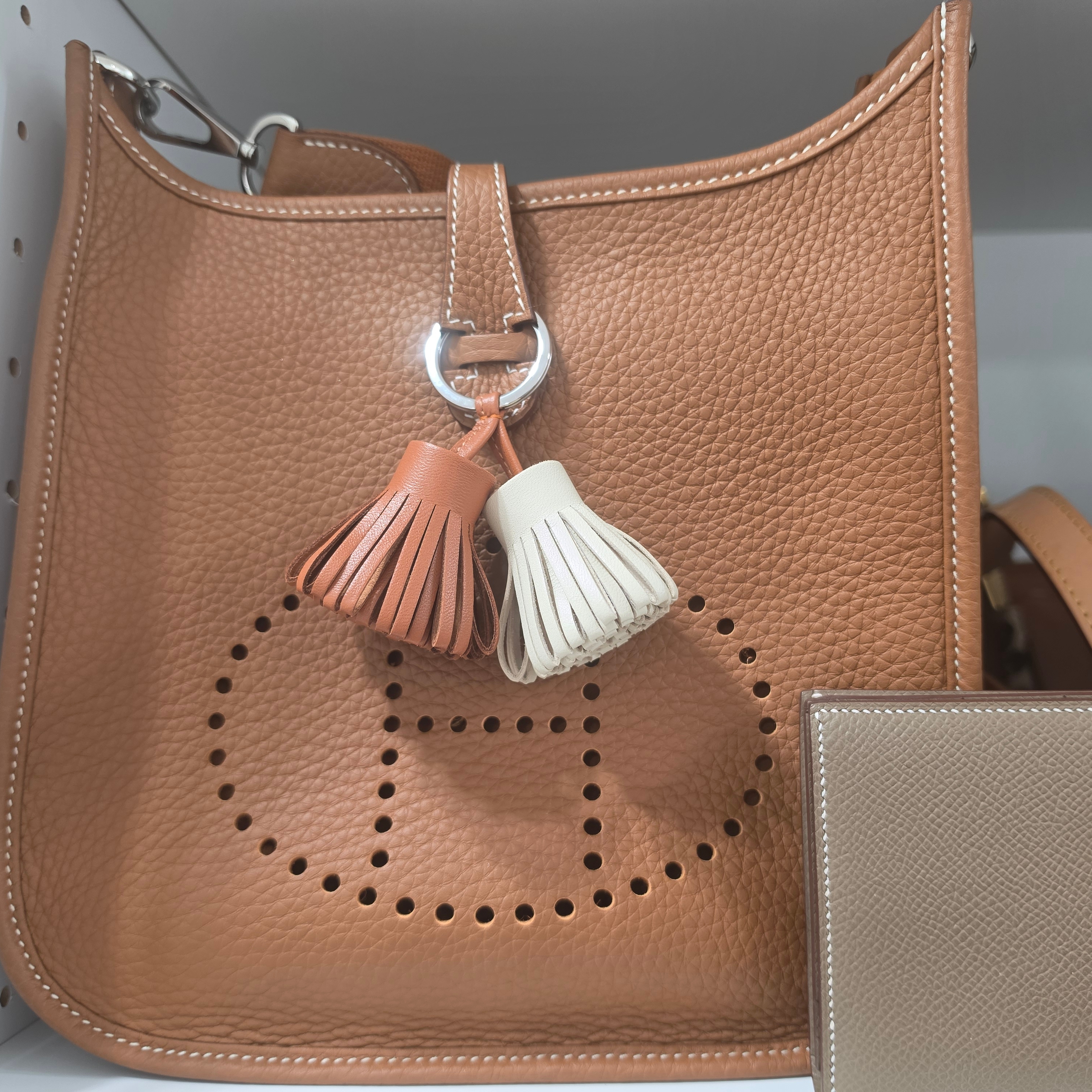 Hermes Carmen Uno-Dos Keyring Milo & Gold Craie 착용 스타일