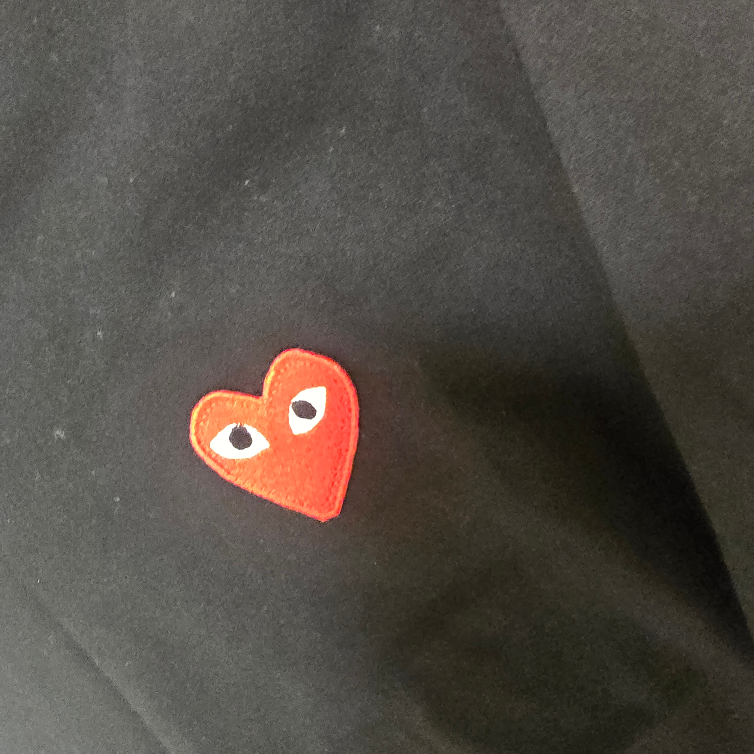 Play Comme des Garcons Red Heart T-Shirt Black 착용 스타일 - 2