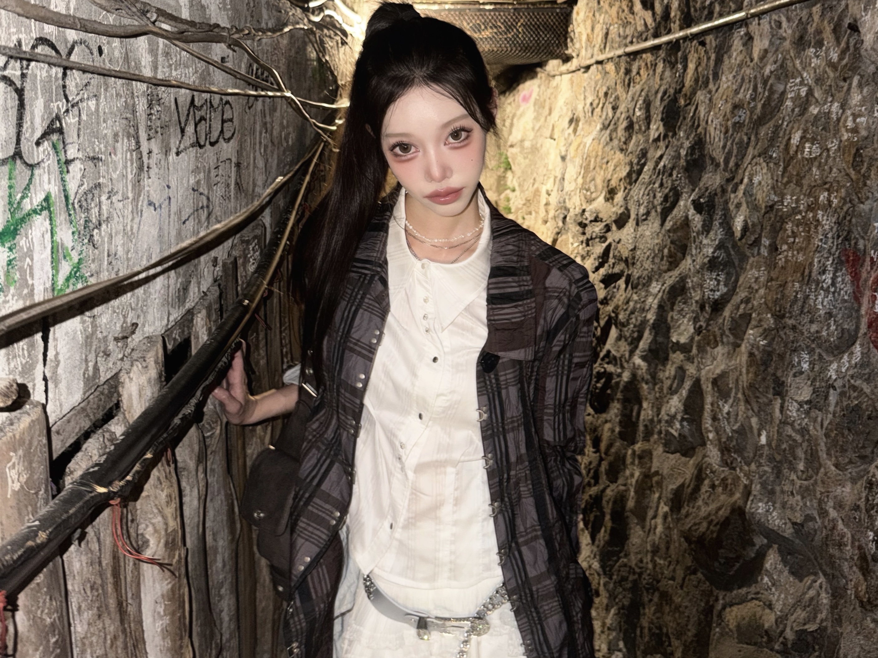 Vacant Archive Hadid Check Wrinkle Hook Coat  Brown 착용 스타일 - 1