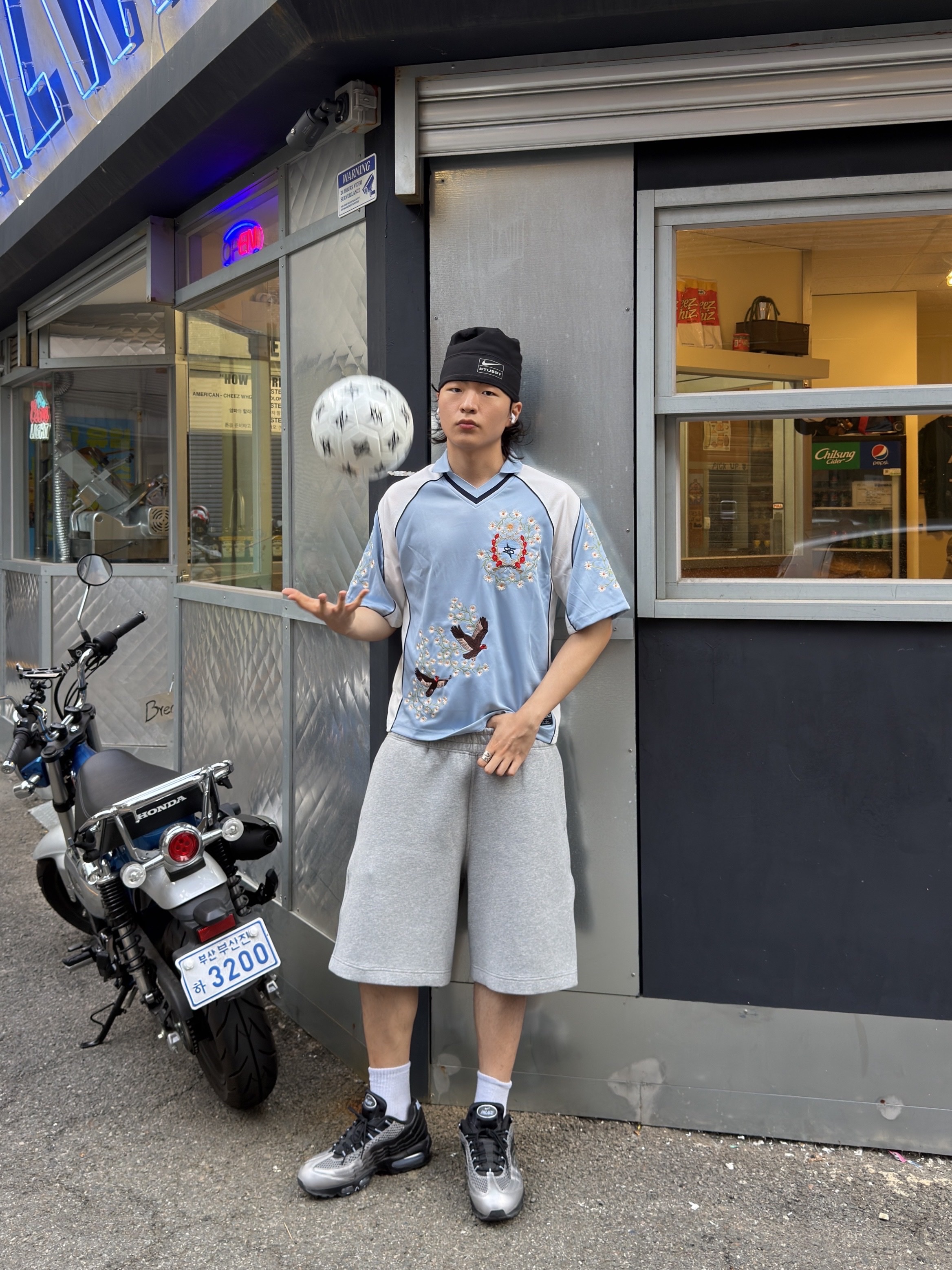 Nike x Palace Air Max 95 Metallic Silver Aluminum, Nike x Stussy Skull Cap Black 착용 스타일 - 1