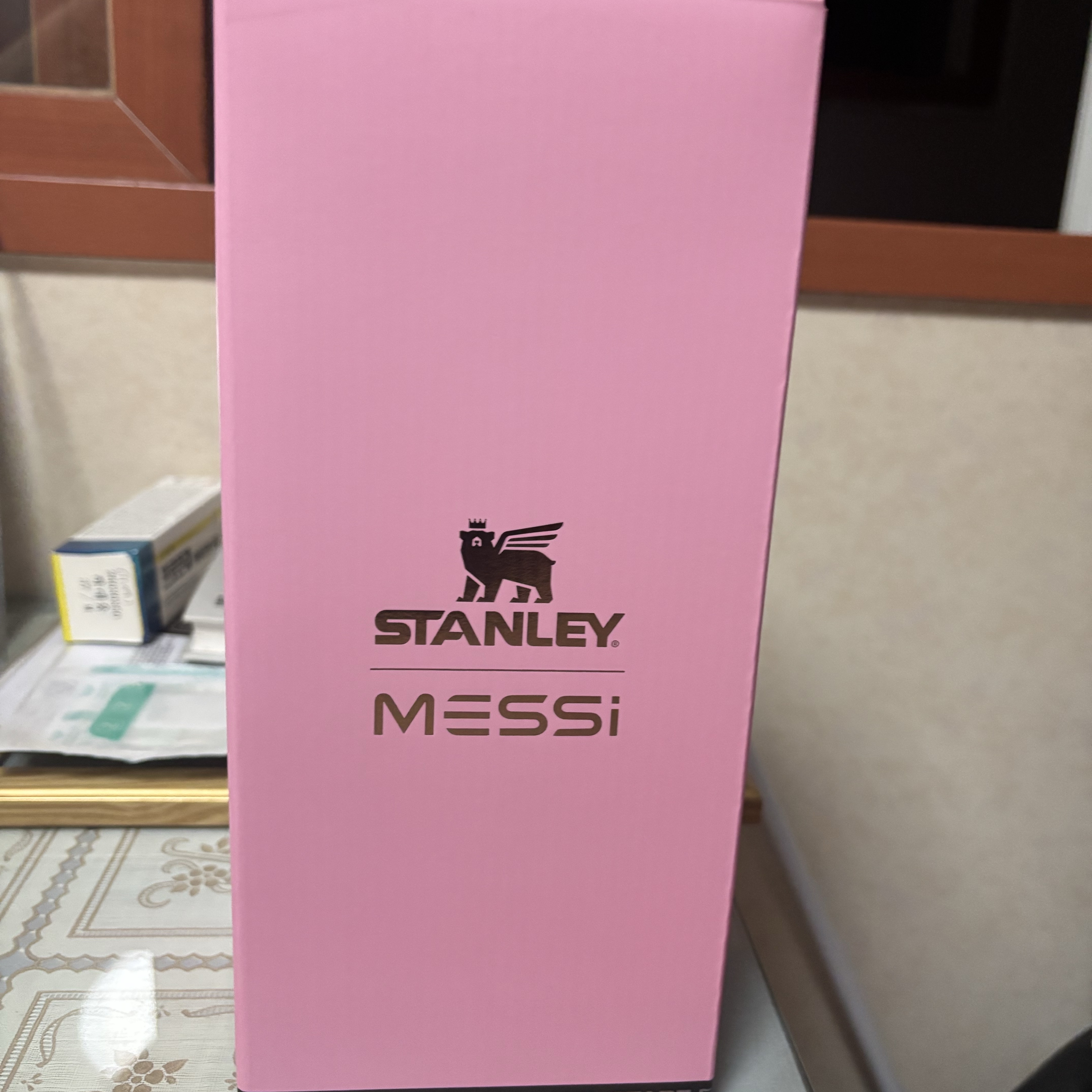Stanley x Messi Quencher ProTour Flip Straw Tumbler 1.18L Messi Goat Pink 착용 스타일