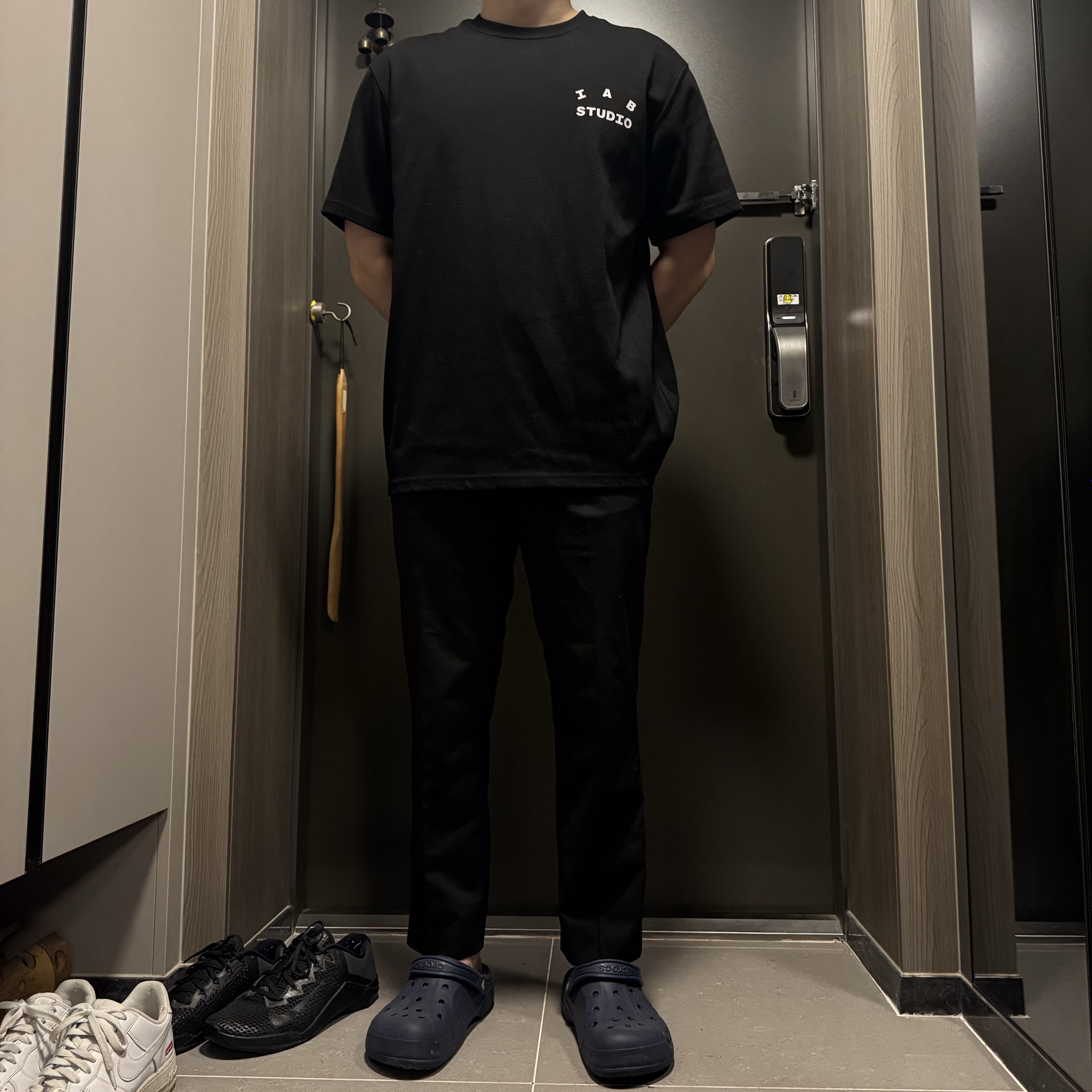 IAB Studio Basic T-Shirt Black White, Crocs Classic Clog Navy 착용 스타일