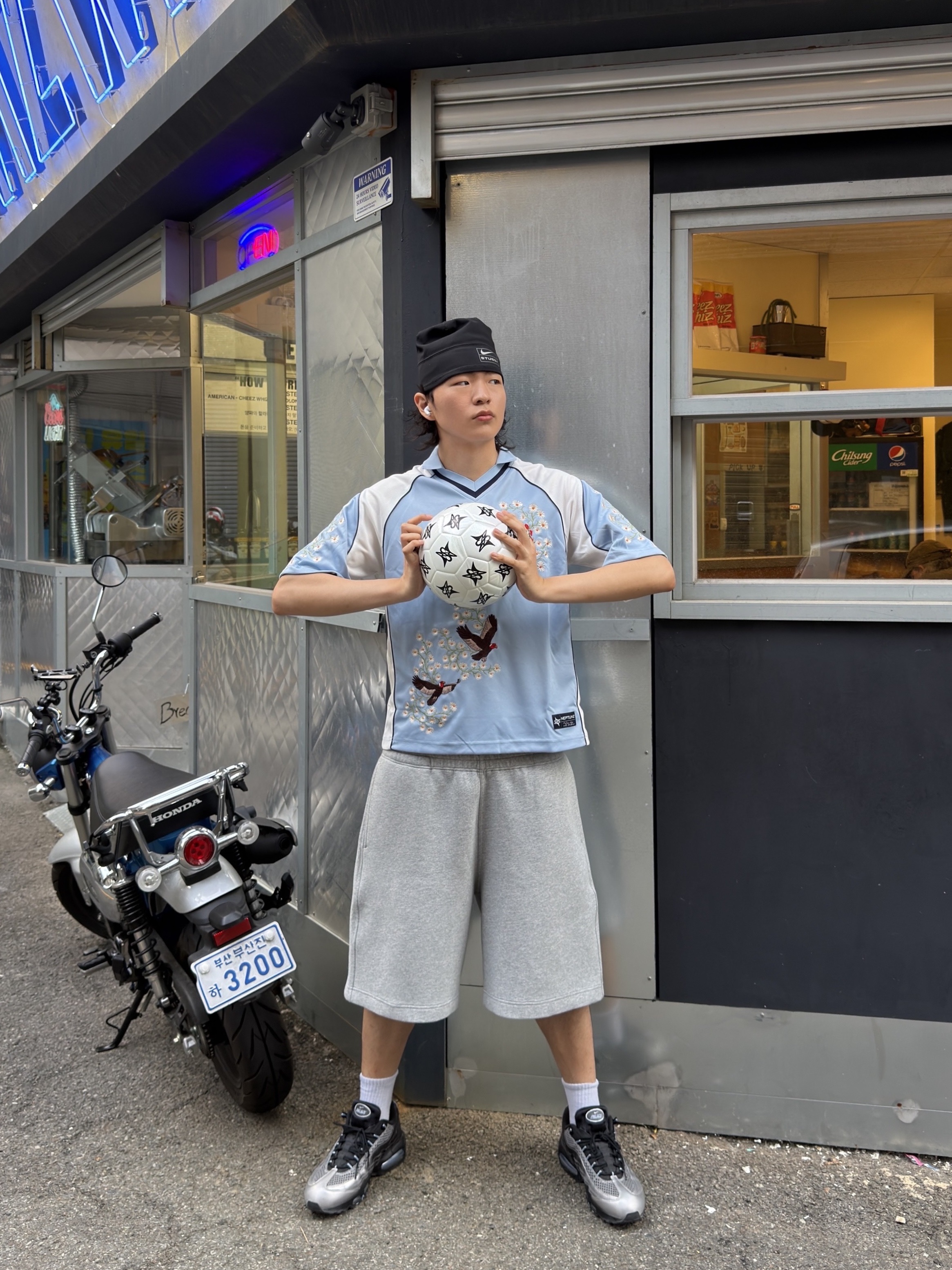 Nike x Palace Air Max 95 Metallic Silver Aluminum, Nike x Stussy Skull Cap Black 착용 스타일 - 2