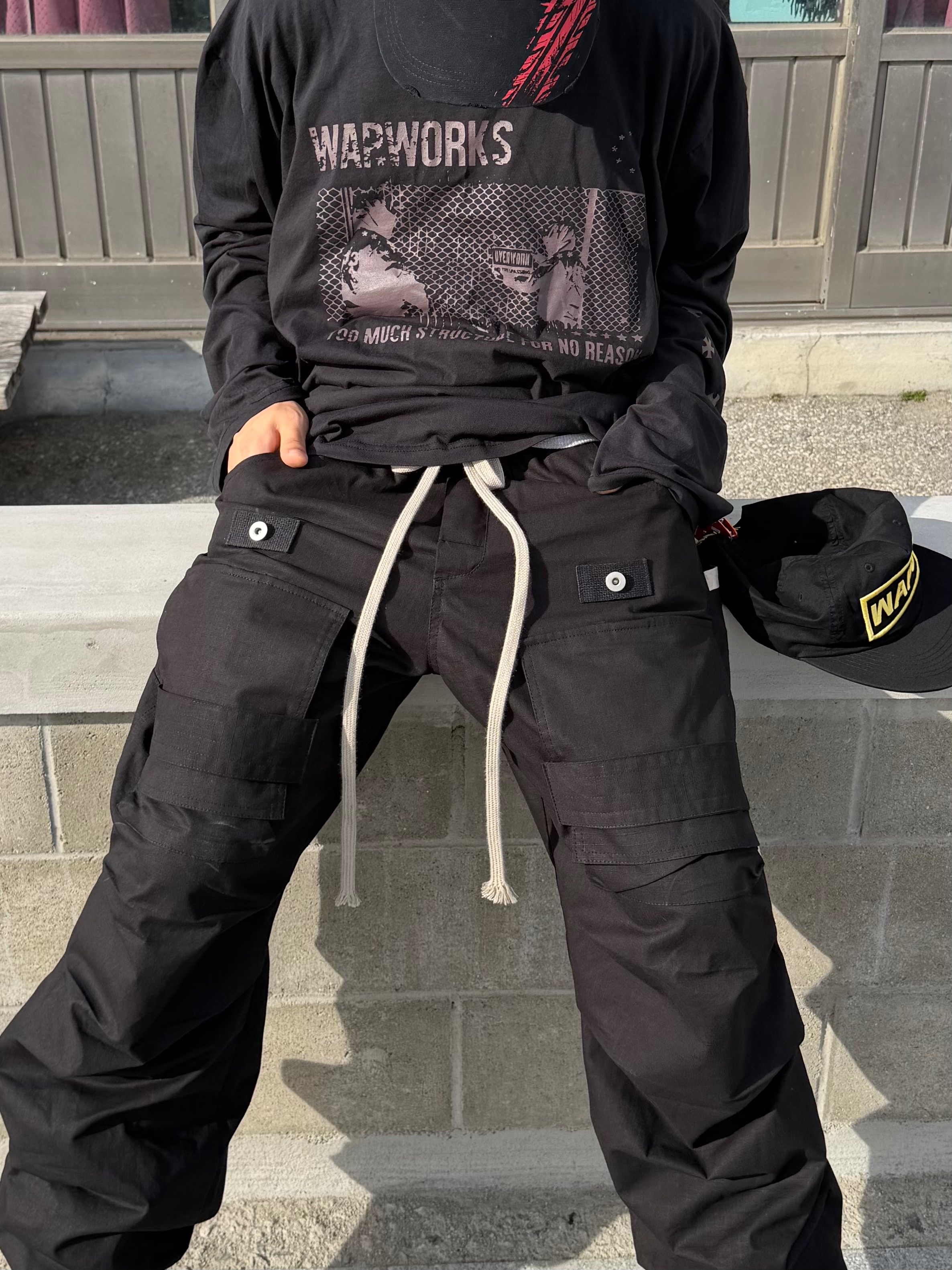 Wapworks Camp Supply Cargo Pants Black 착용 스타일 - 5