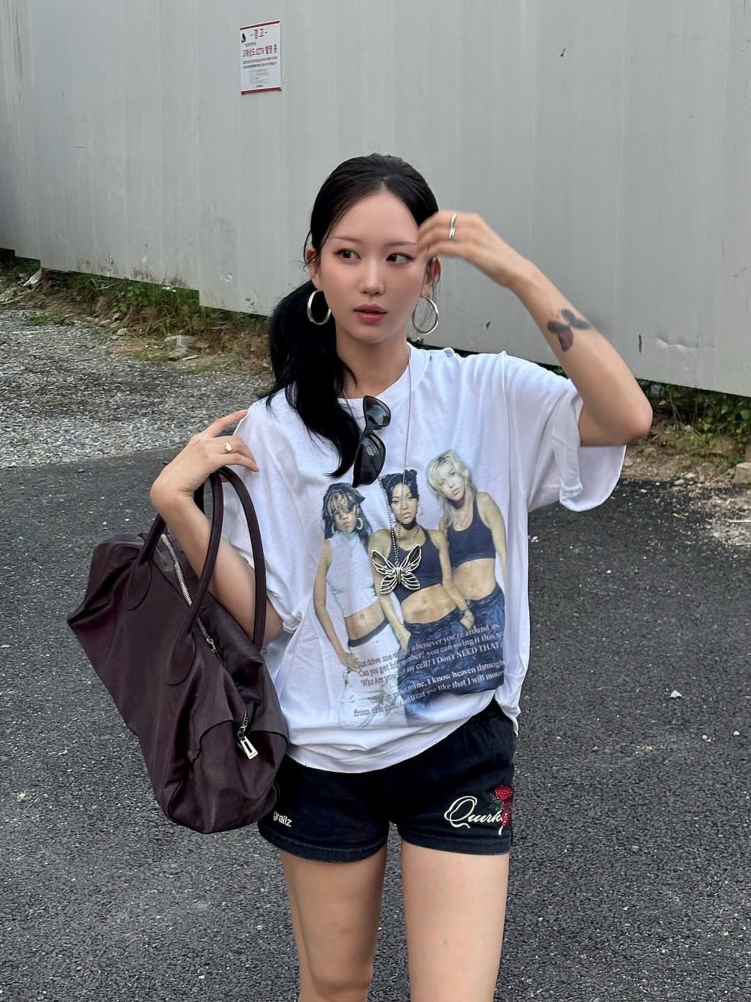 [트리플적립] PACOSPLY Dolly T-Shirts White, [트리플적립] PACOSPLY Dolly T-Shirts Black 착용 스타일