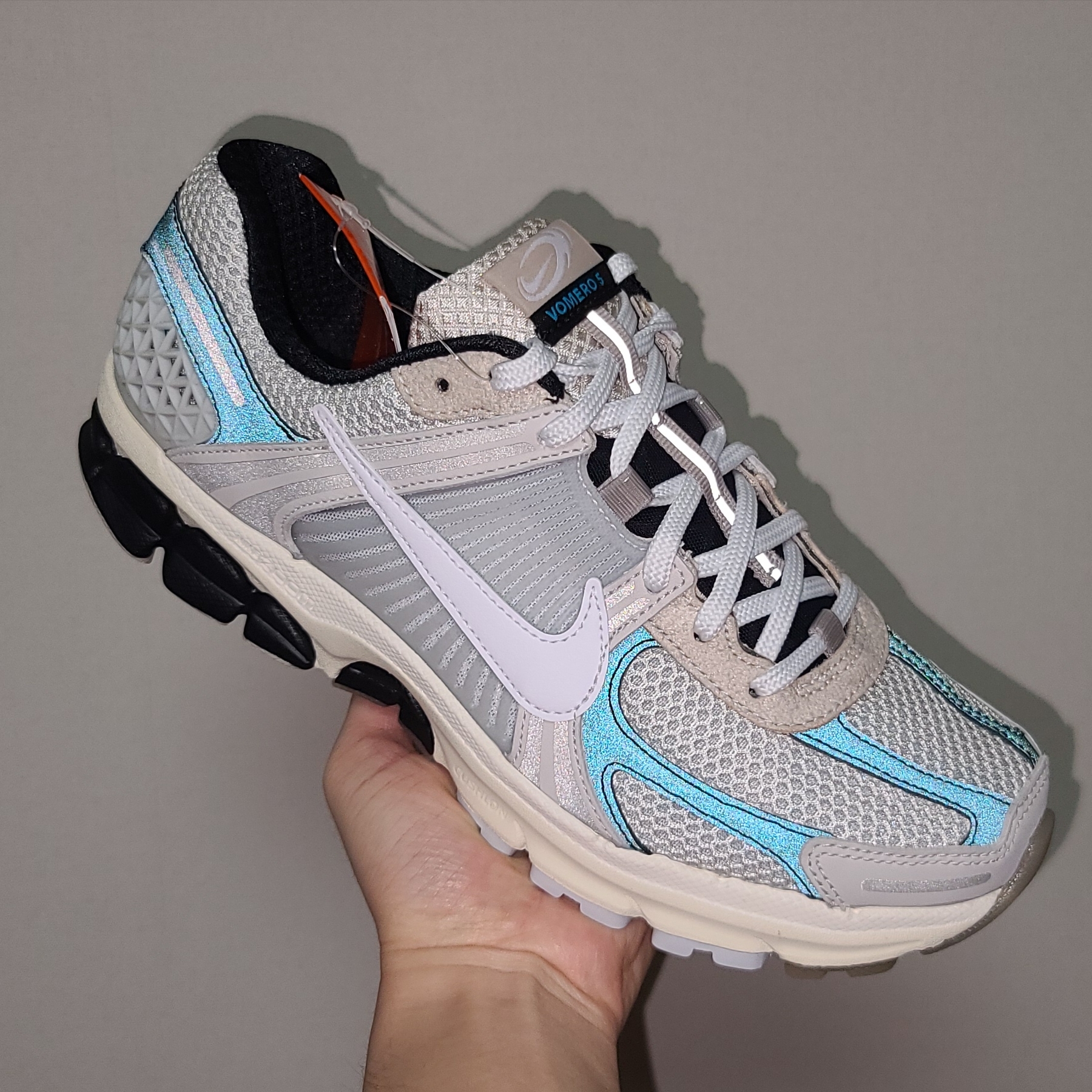 Nike Zoom Vomero 5 Light Bone and Black 착용 스타일
