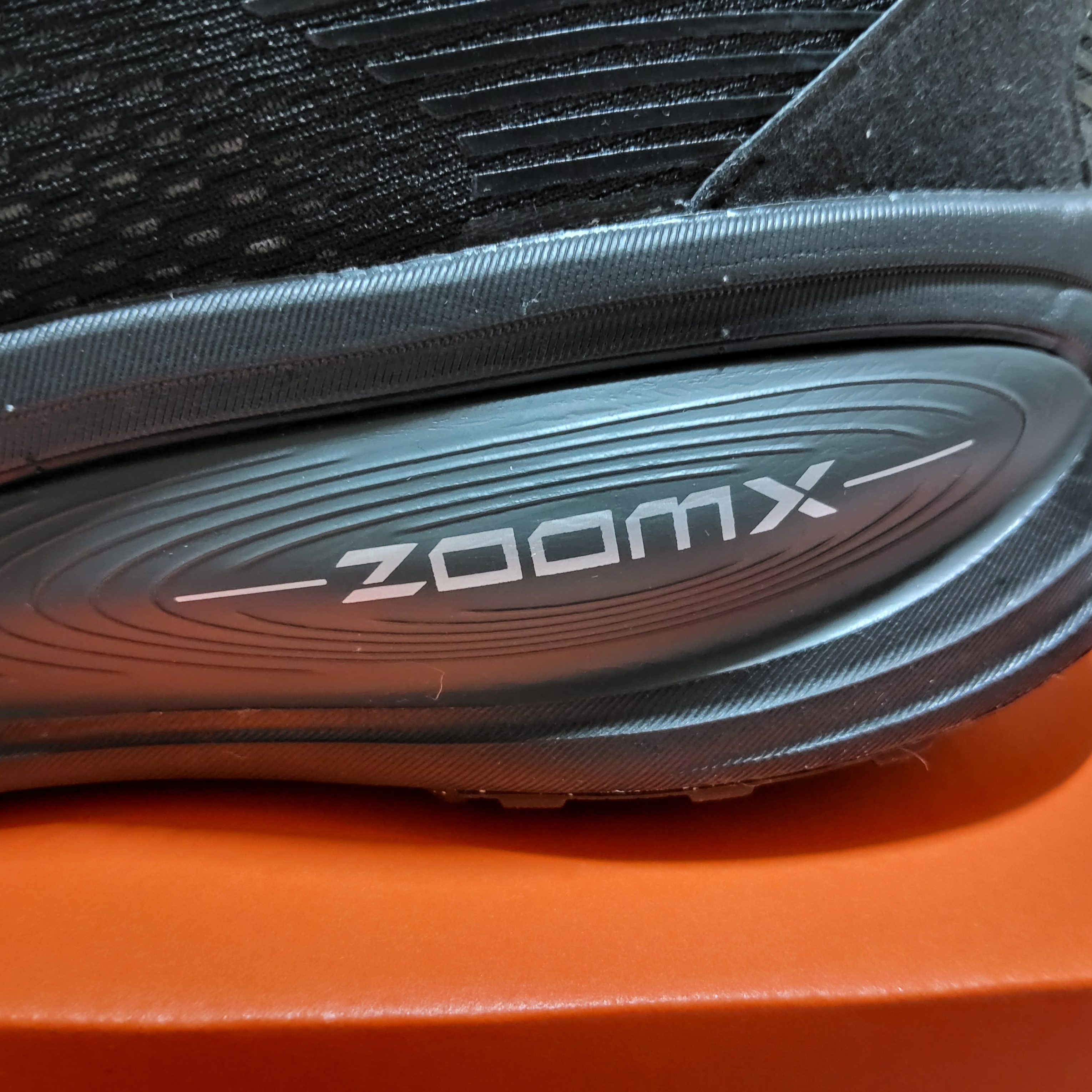 Nike Vomero 18 Black Dark Smoke Grey 착용 스타일 - 5
