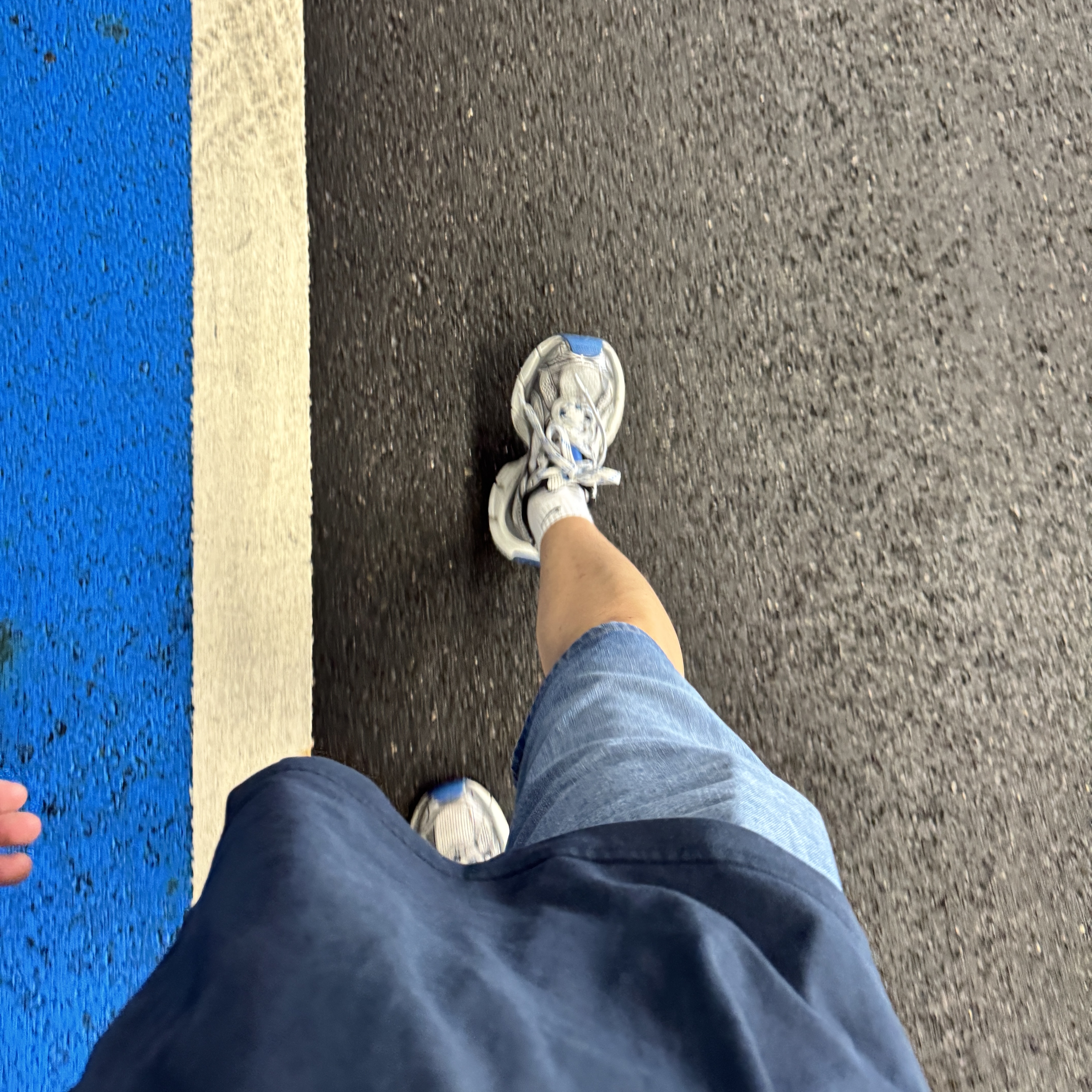 [KREAM 단독][니티드X림박스] Knitted Relaxed Washing Denim Two-Tuck Cinch Back Shorts Washing Blue, Human Made Duck PVC Key Chain Blue 착용 스타일 - 3
