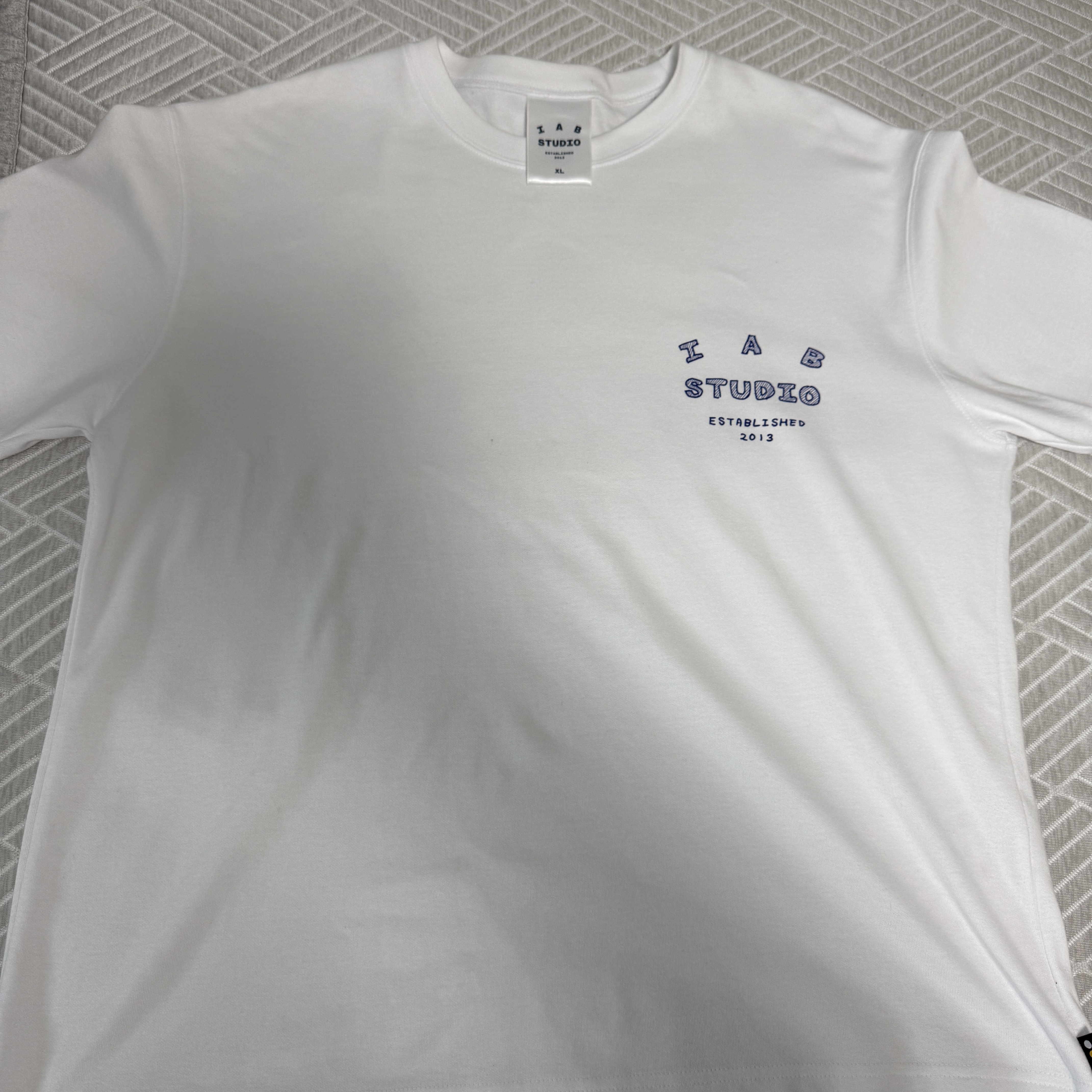 IAB Studio Sketch T-shirt White 착용 스타일 - 3
