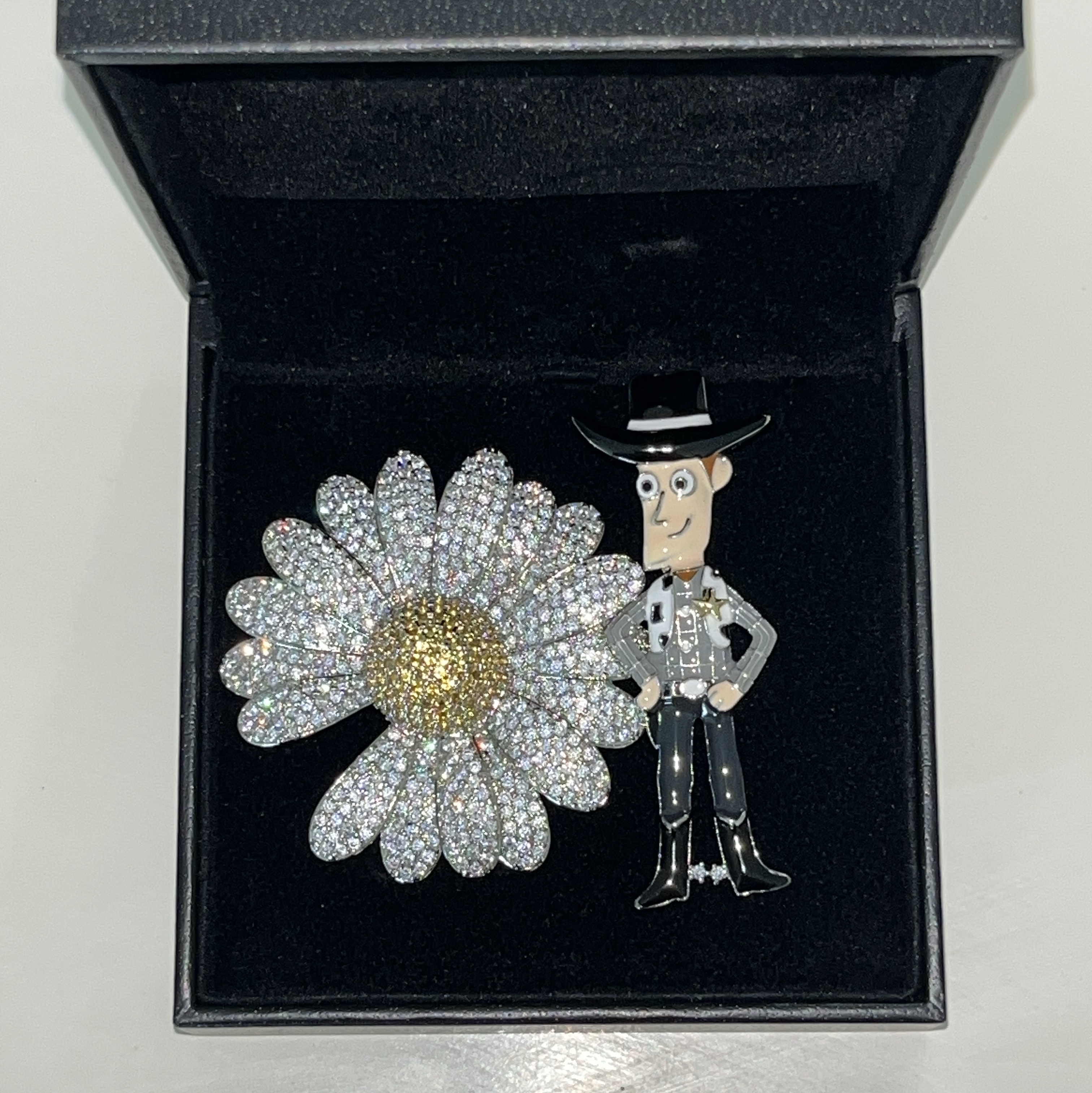 Casetify x Peaceminusone x Toy Story The First Fan Daisy Jewel Pin - Online Exclusive 착용 스타일 - 2