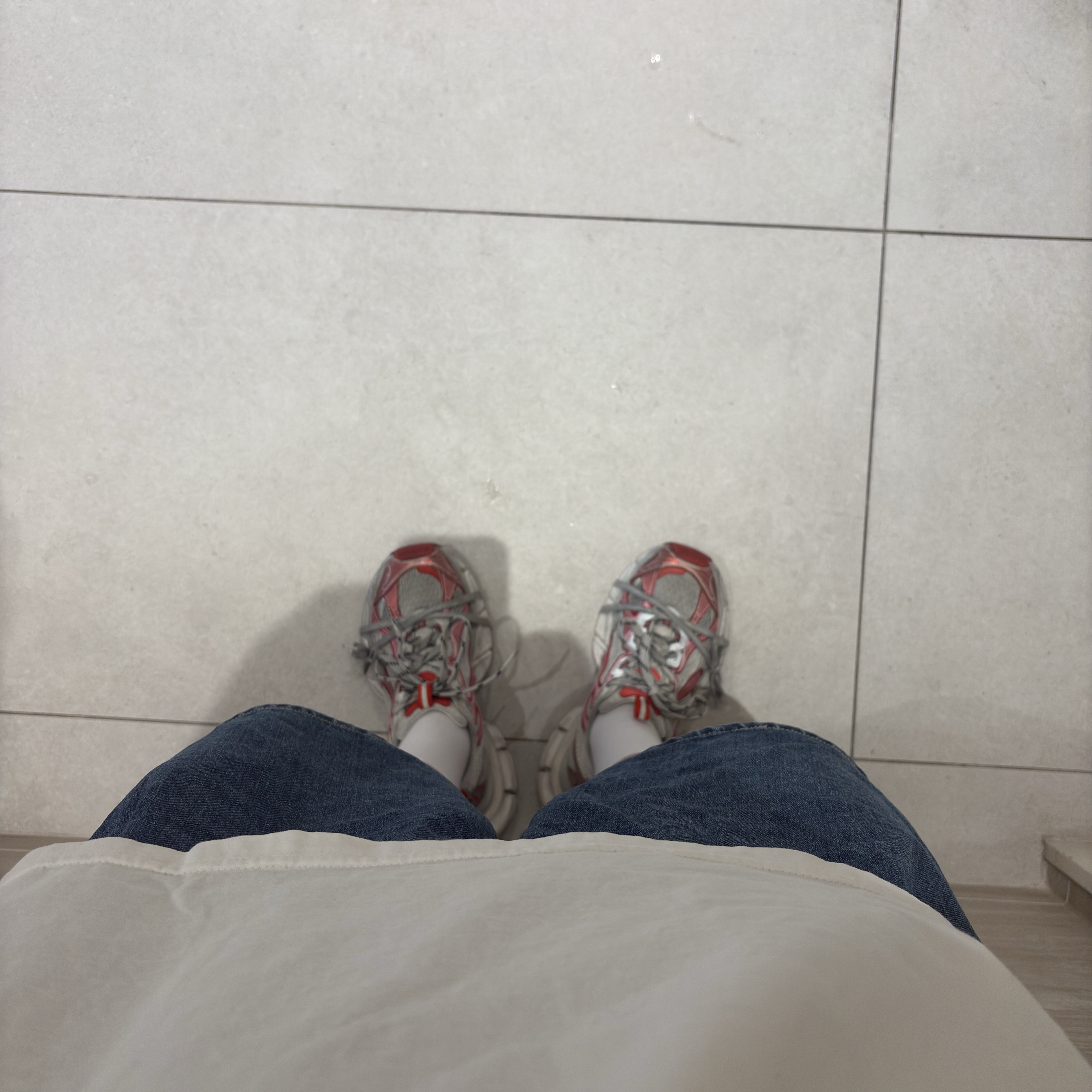 Balenciaga 3XL Sneakers White Red 착용 스타일