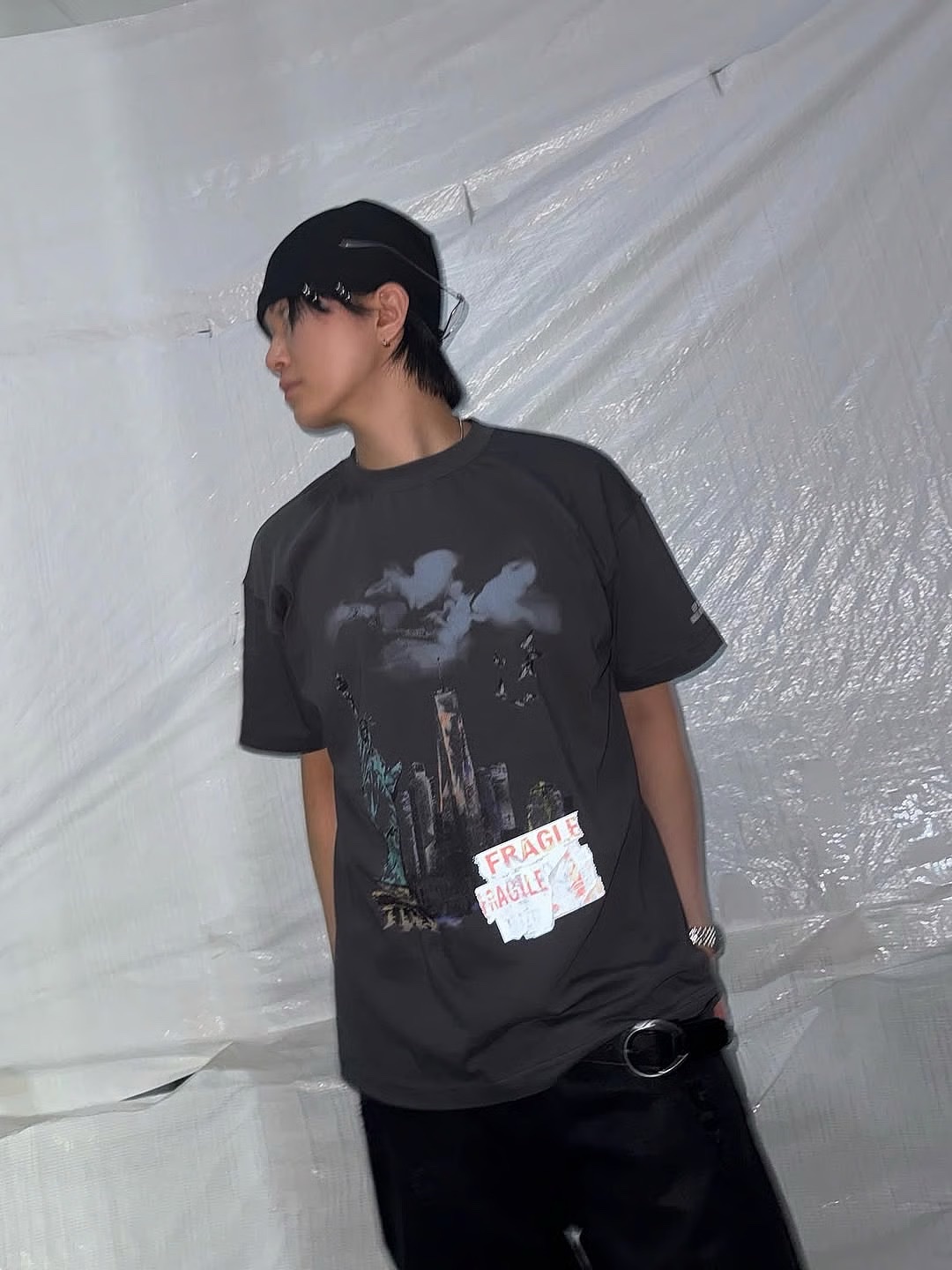 [트리플적립] PACOSPLY Liberty Fragile T-Shirts Charcoal 착용 스타일