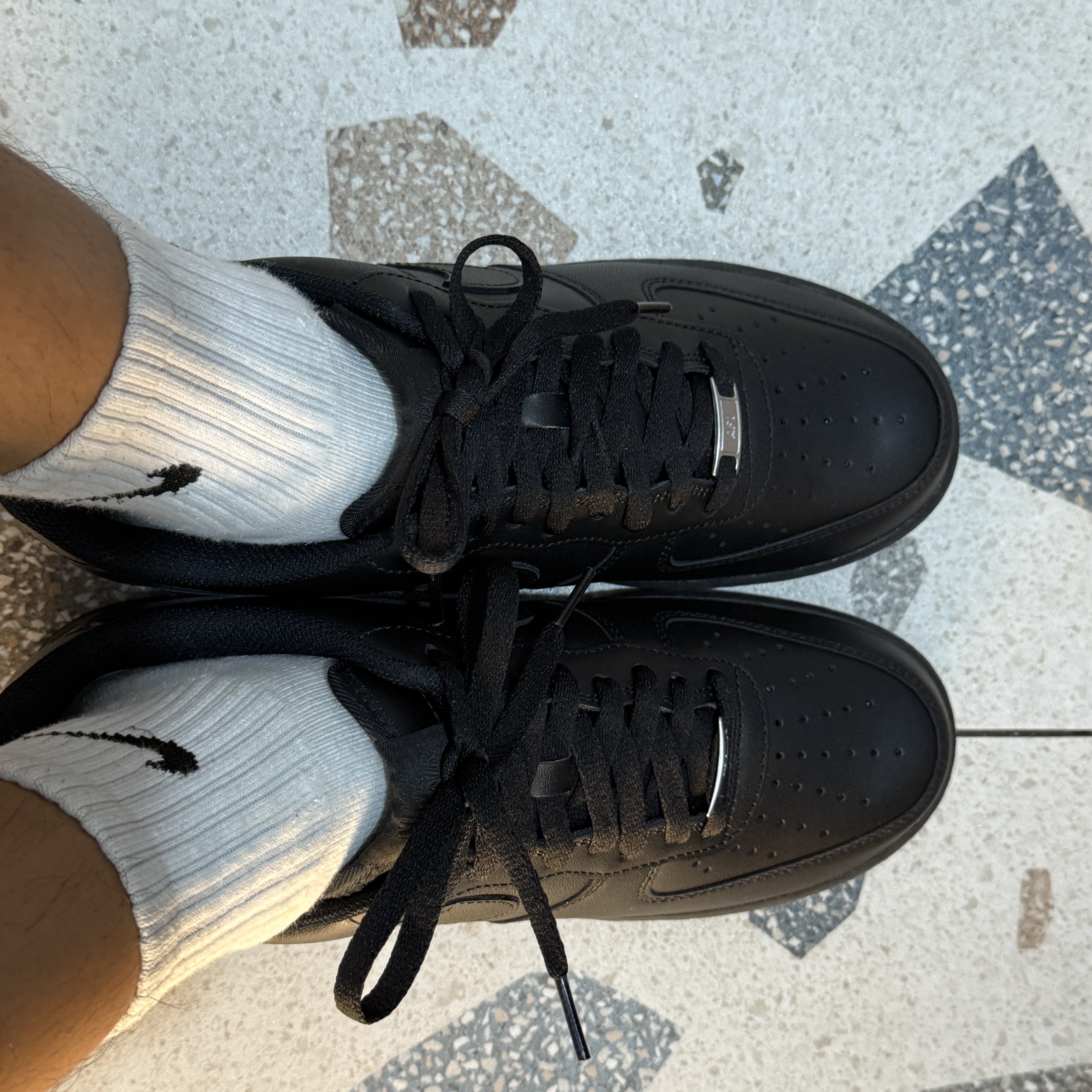 Nike Air Force 1 '07 Low Triple Black 착용 스타일
