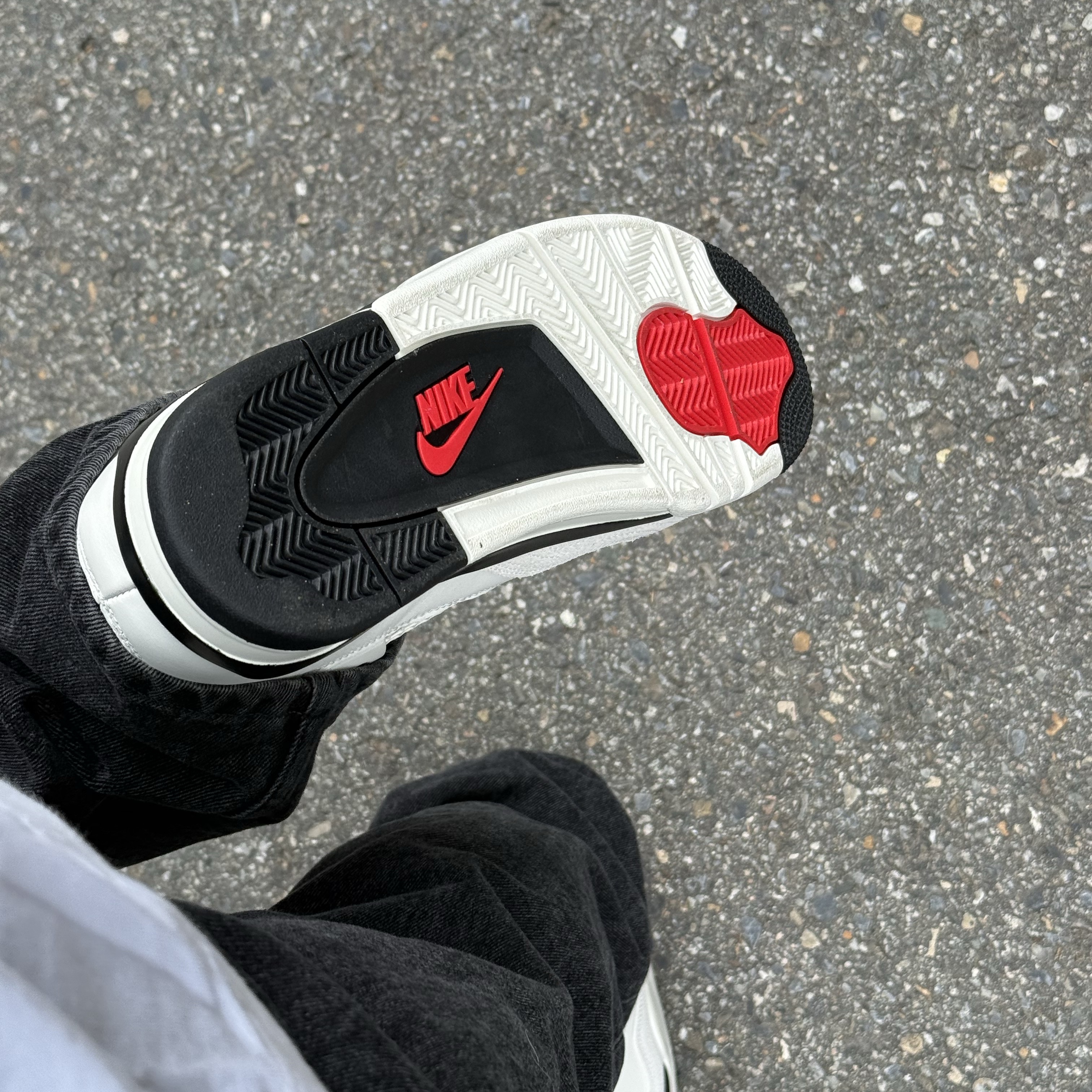 Jordan 4 Flight Club Sail and Black 착용 스타일 - 1