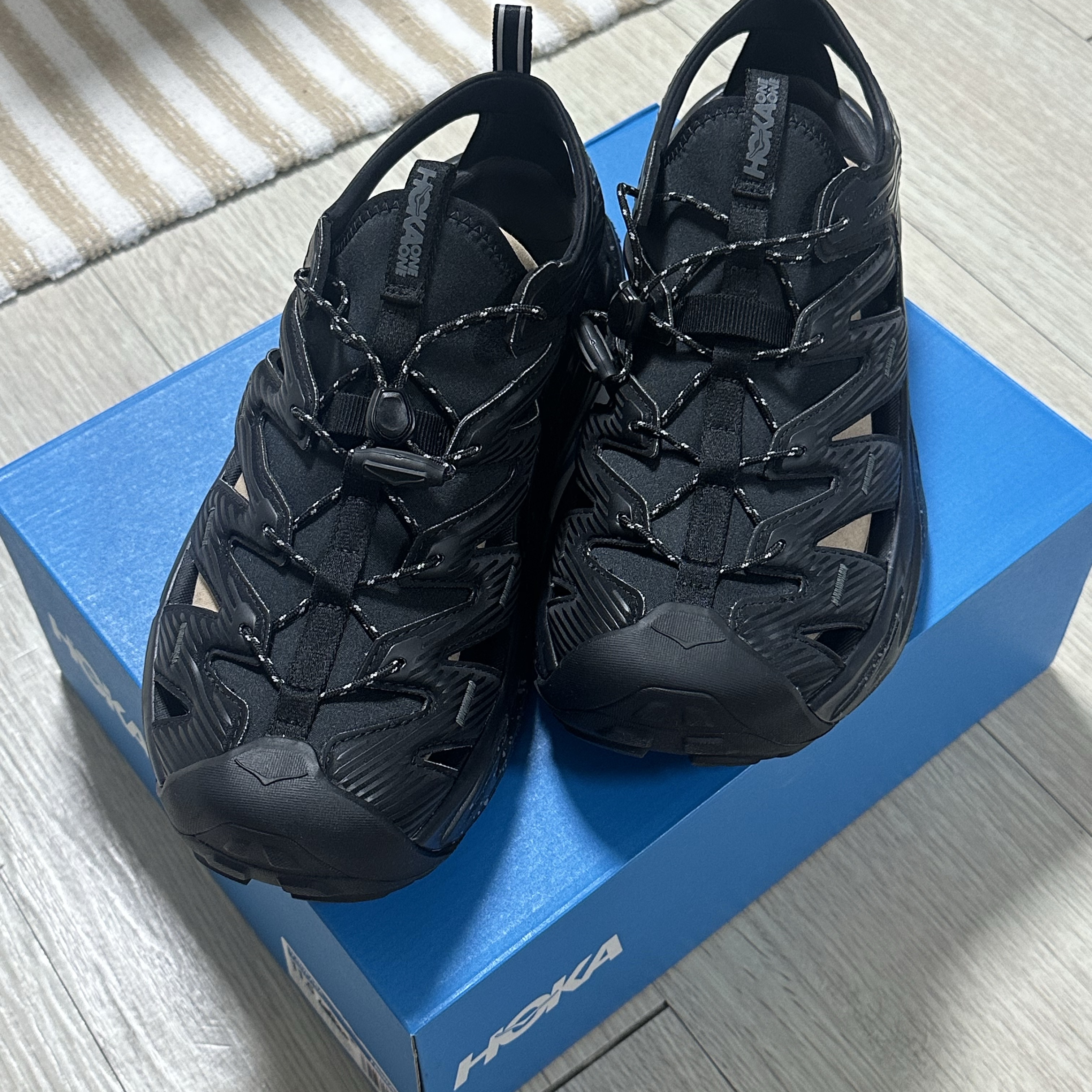 Hoka Hopara Black Castle Rock 착용 스타일
