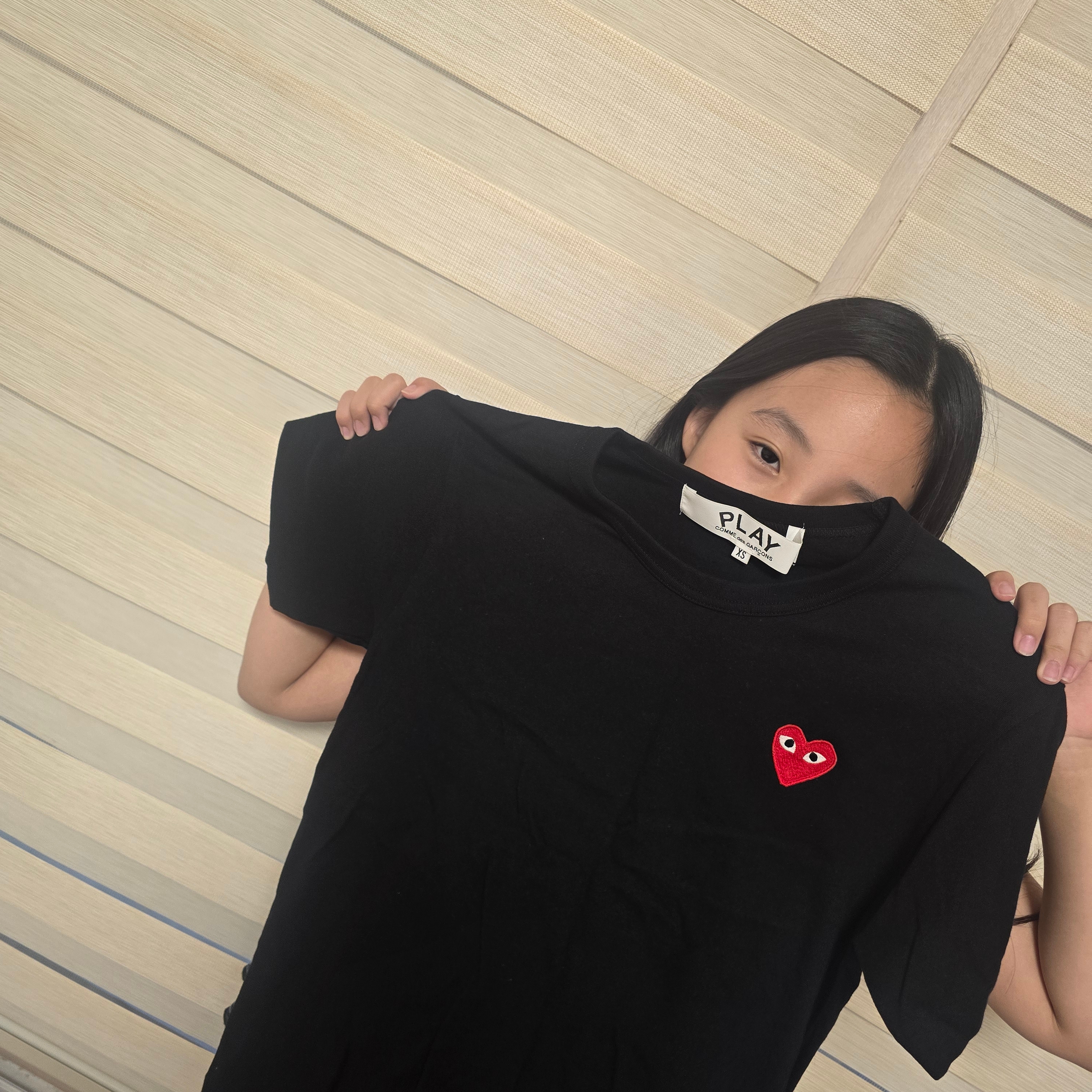 Play Comme des Garcons Red Heart T-Shirt Black 착용 스타일 - 3