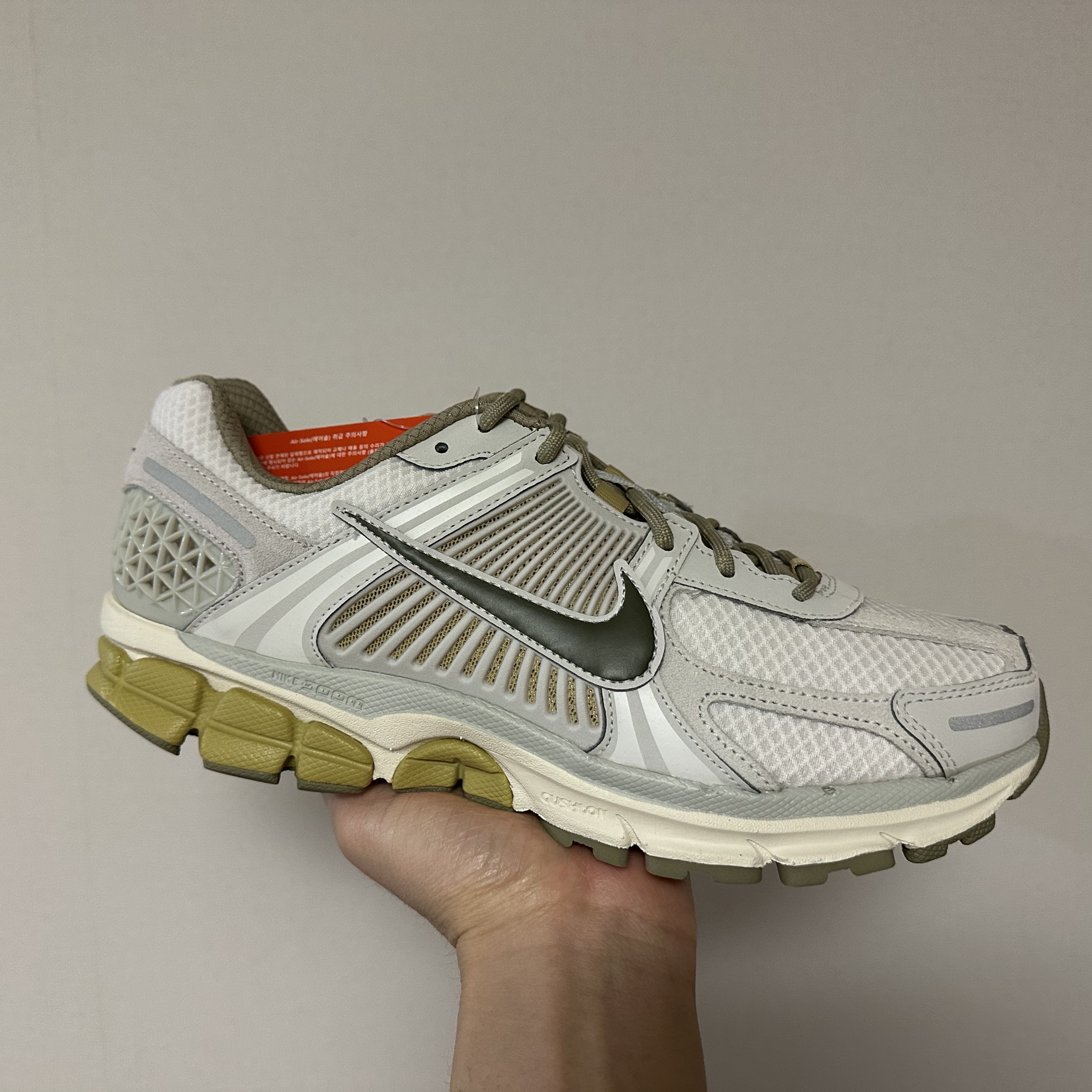 Nike Zoom Vomero 5 Light Bone and Phantom 착용 스타일
