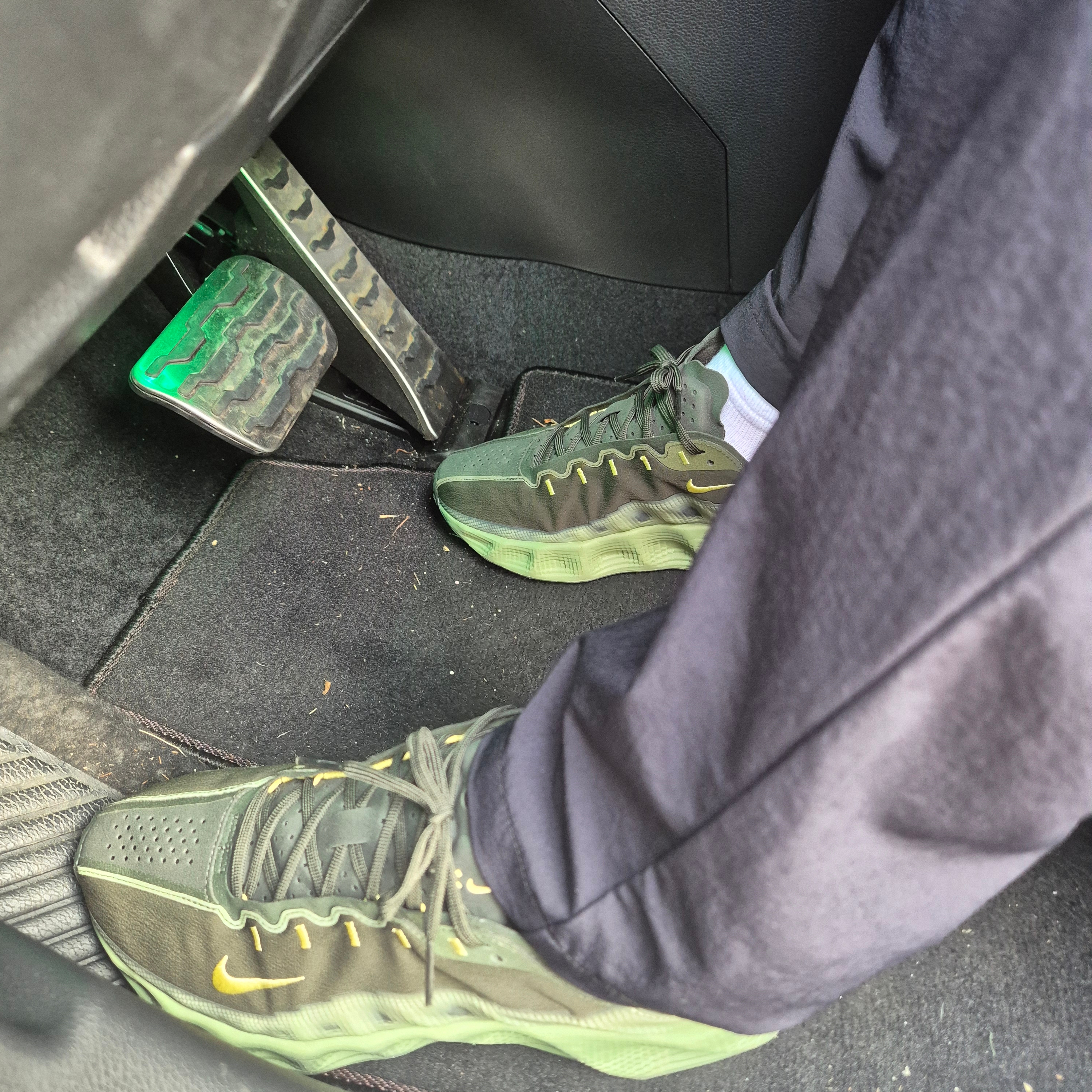 Nike Ava Rover Sequoia Oil Green 착용 스타일