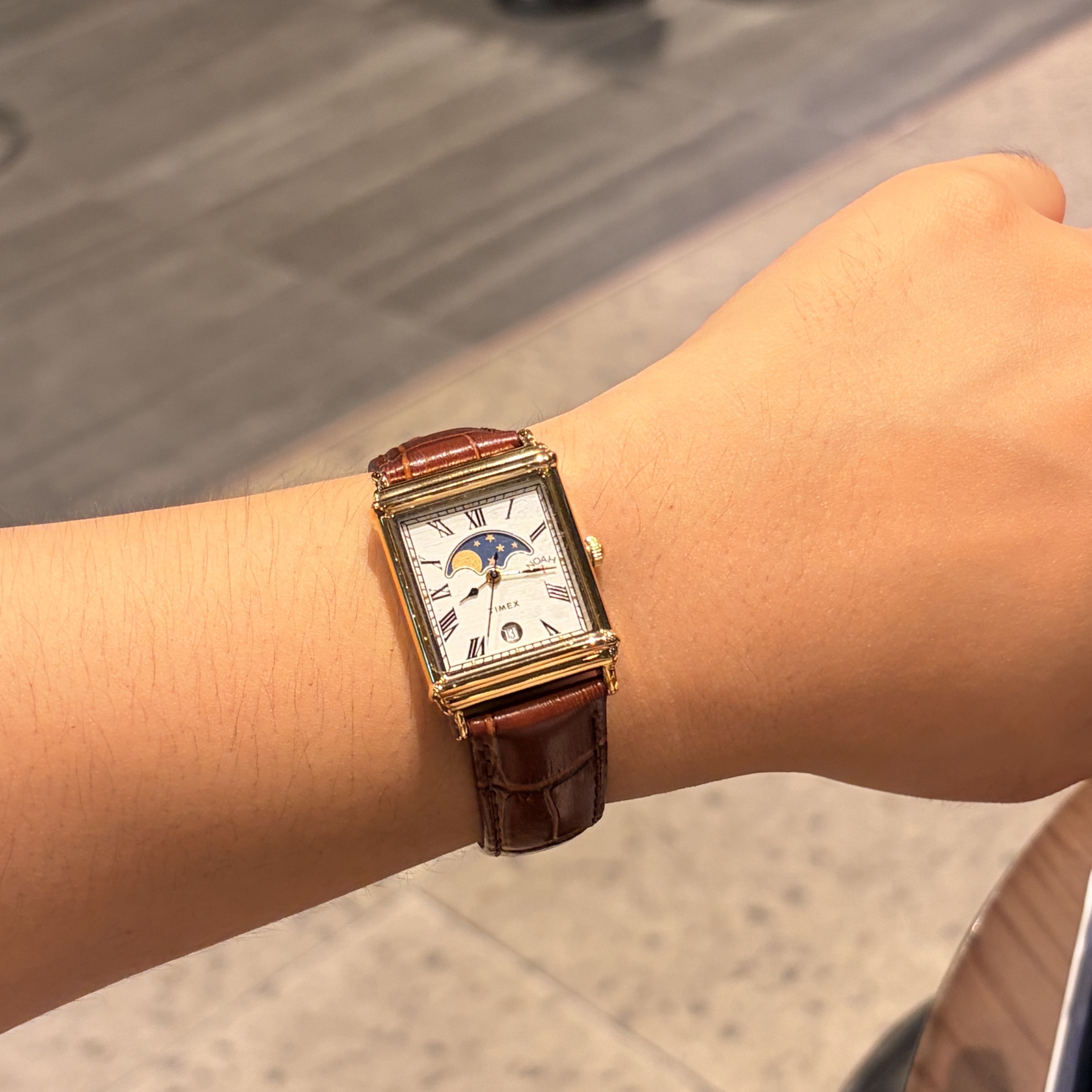 Timex x Noah Moon Phase Watch Brown Gold 착용 스타일 - 1