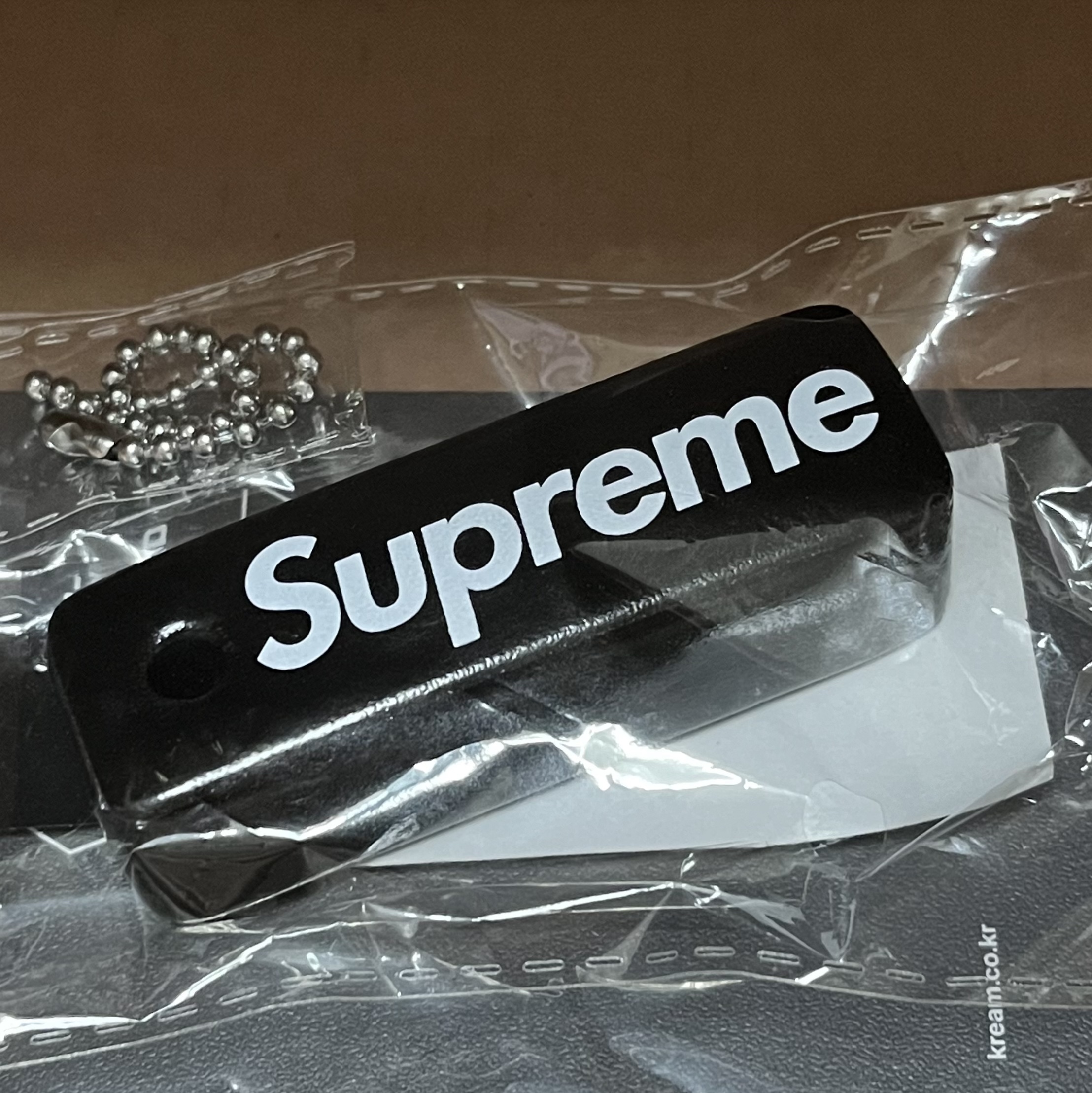 Supreme Floating Keychain Black - 23FW 착용 스타일