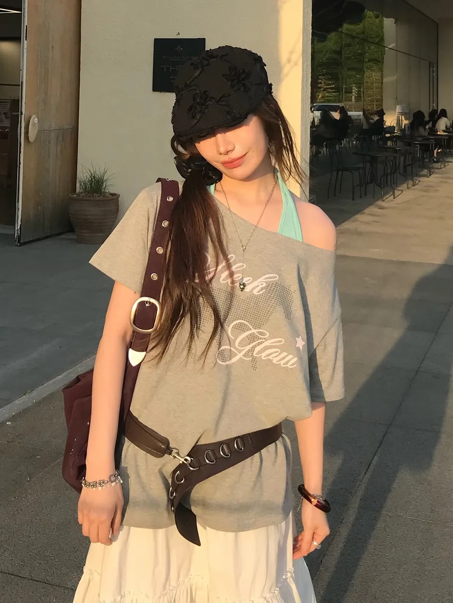 SLEEKGLOW Horse One-Shoulder T-Shirt Gray 착용 스타일