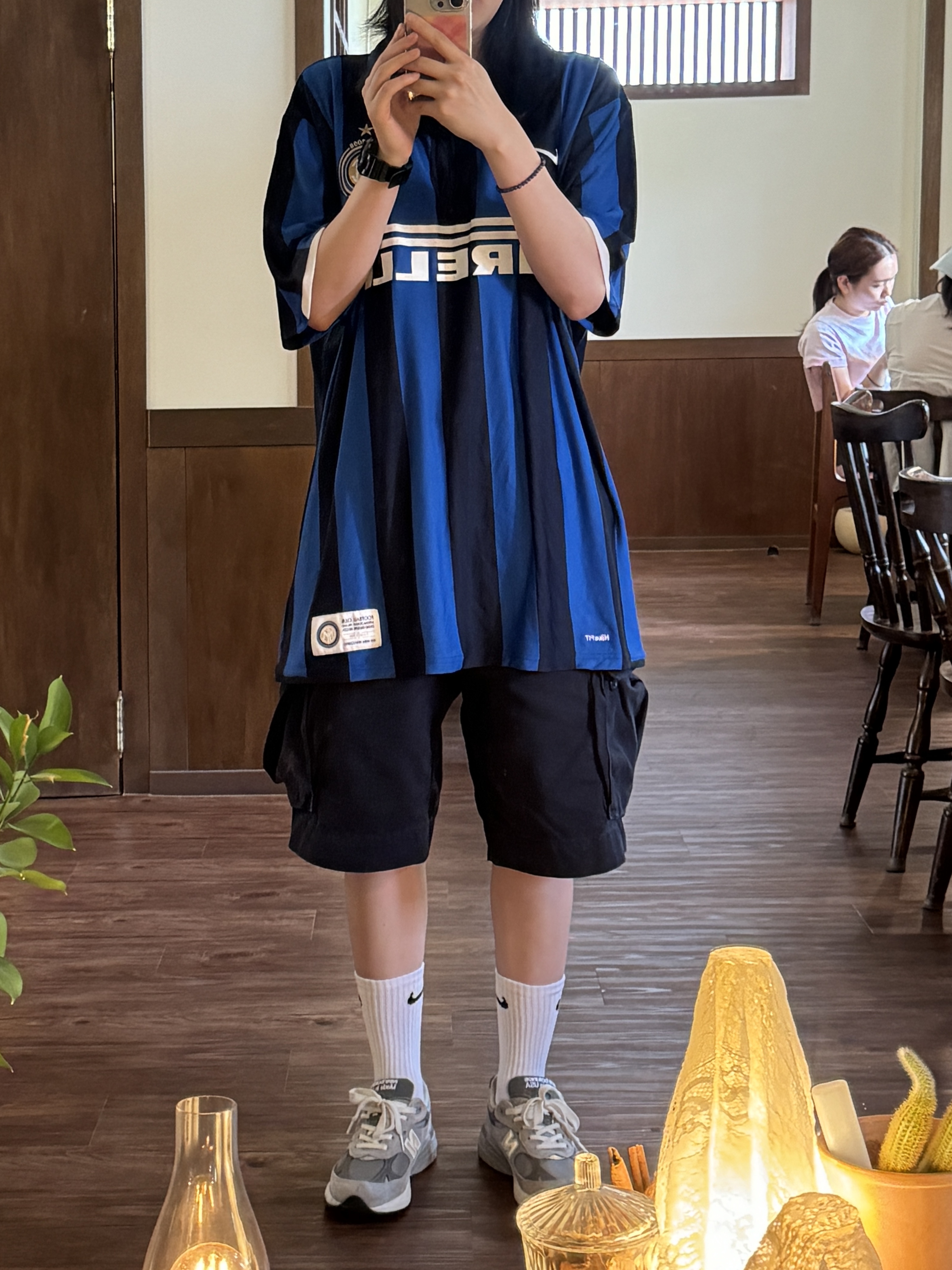 Nike Inter Milan 2022/23 Stadium Home Dri-Fit Jersey Lyon Blue Black (Coccarda Patch Ver.), Nike Inter Milan 2026/27 Match Home Aero-Fit Authentic Jersey Lyon Blue Black (II2736-409) (Non Marking Ver.) 착용 스타일 - 3
