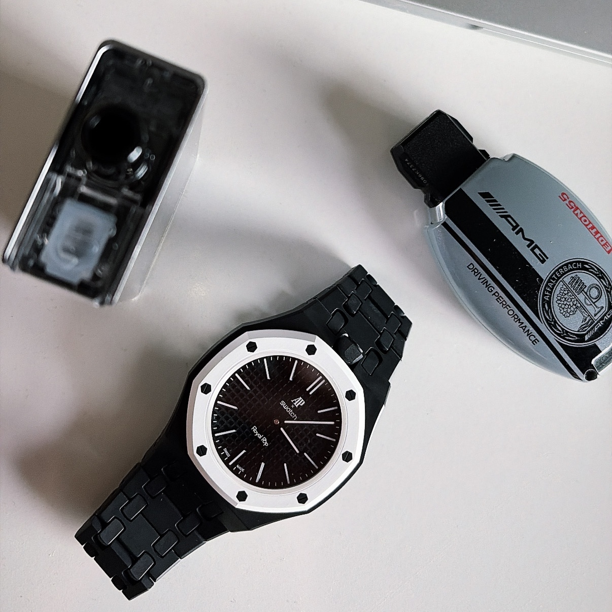 Swatch x Audemars Piguet Bioceramic Royal Pop Ocho Negro 착용 스타일