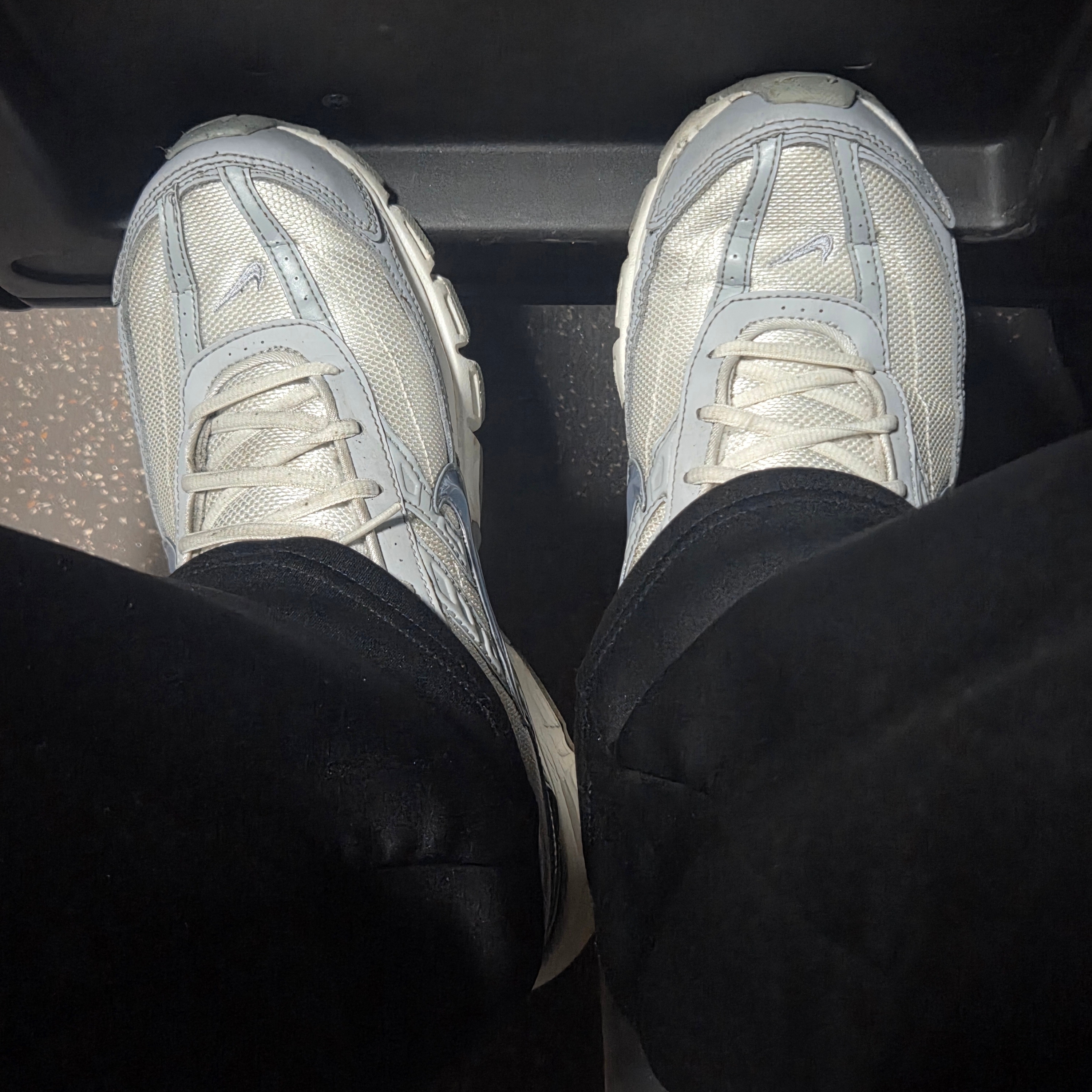 (W) Nike Initiator Summit White Light Smoke Grey 착용 스타일