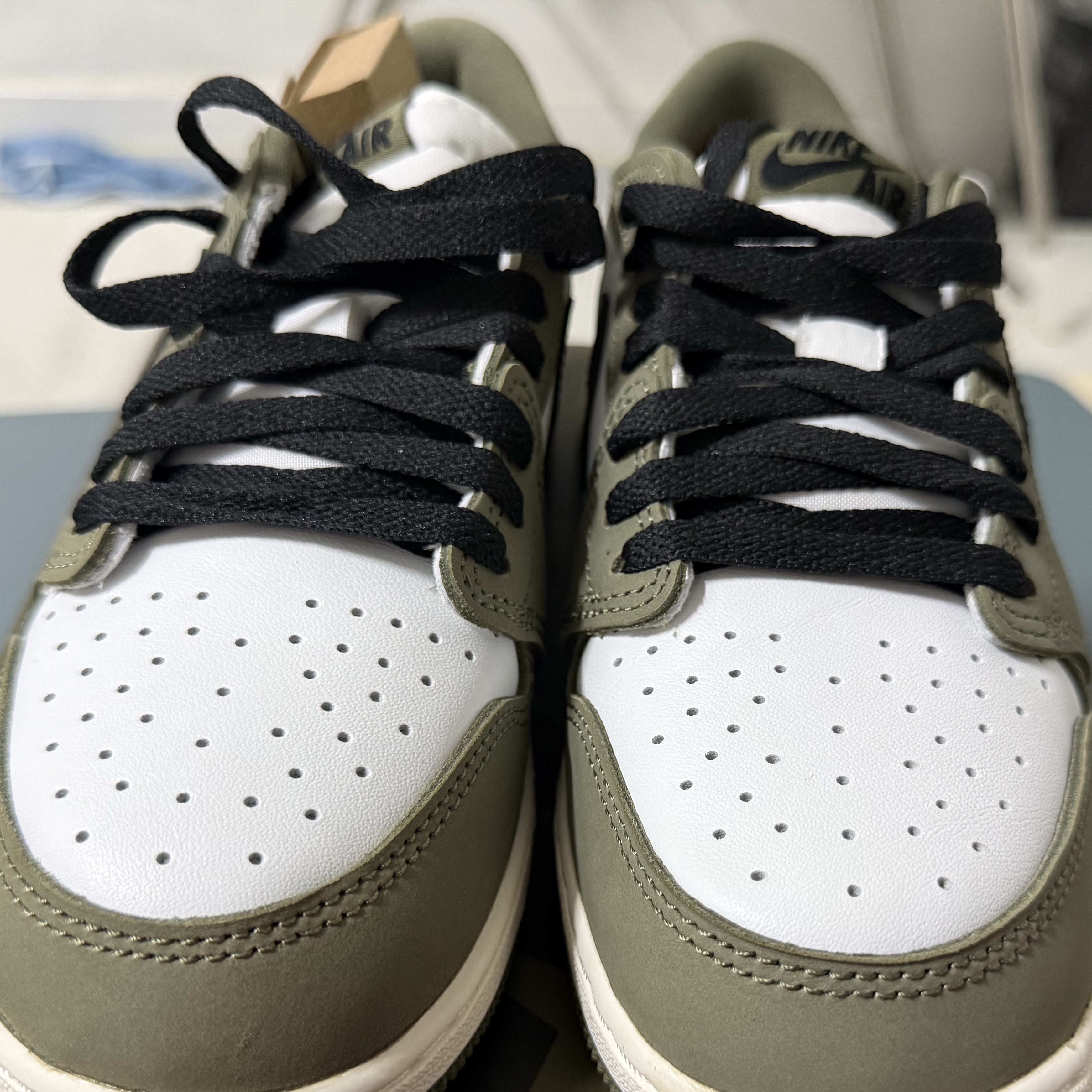 (GS) Jordan 1 Retro Low OG Medium Olive and Summit White 착용 스타일 - 2
