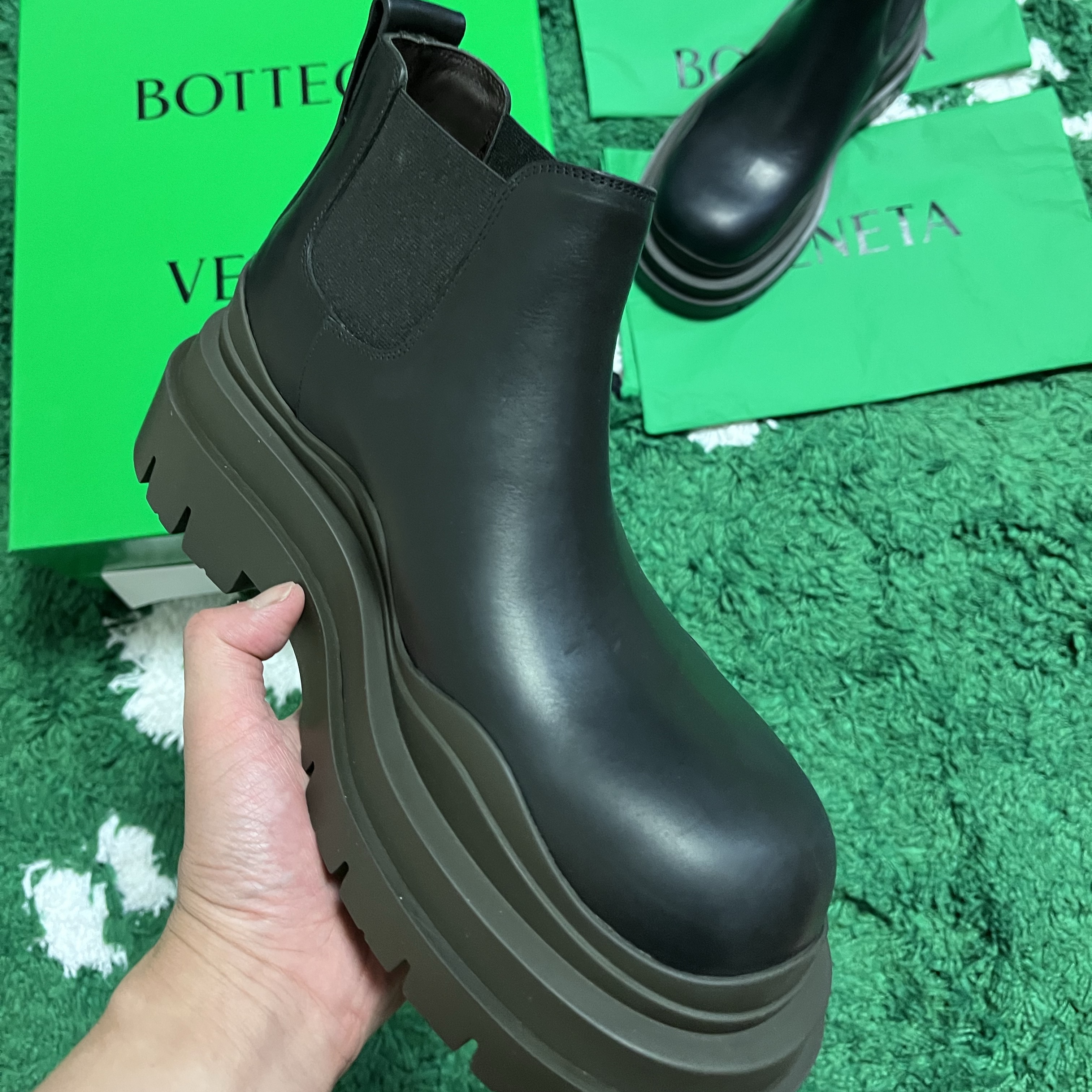 Bottega Veneta Tire Ankle Chelsea Boot Black Camping 착용 스타일