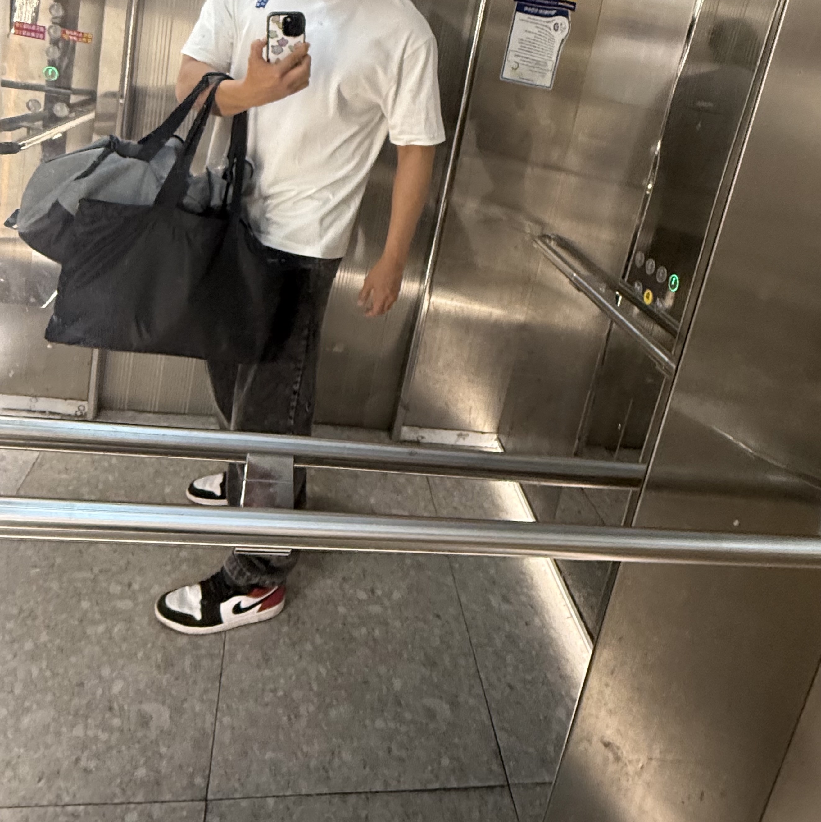 Ader Error Sig; TRS Tag T-Shirt 05 Off White, Ader Error Sig; TRS Tag Jeans 03 Noir 착용 스타일
