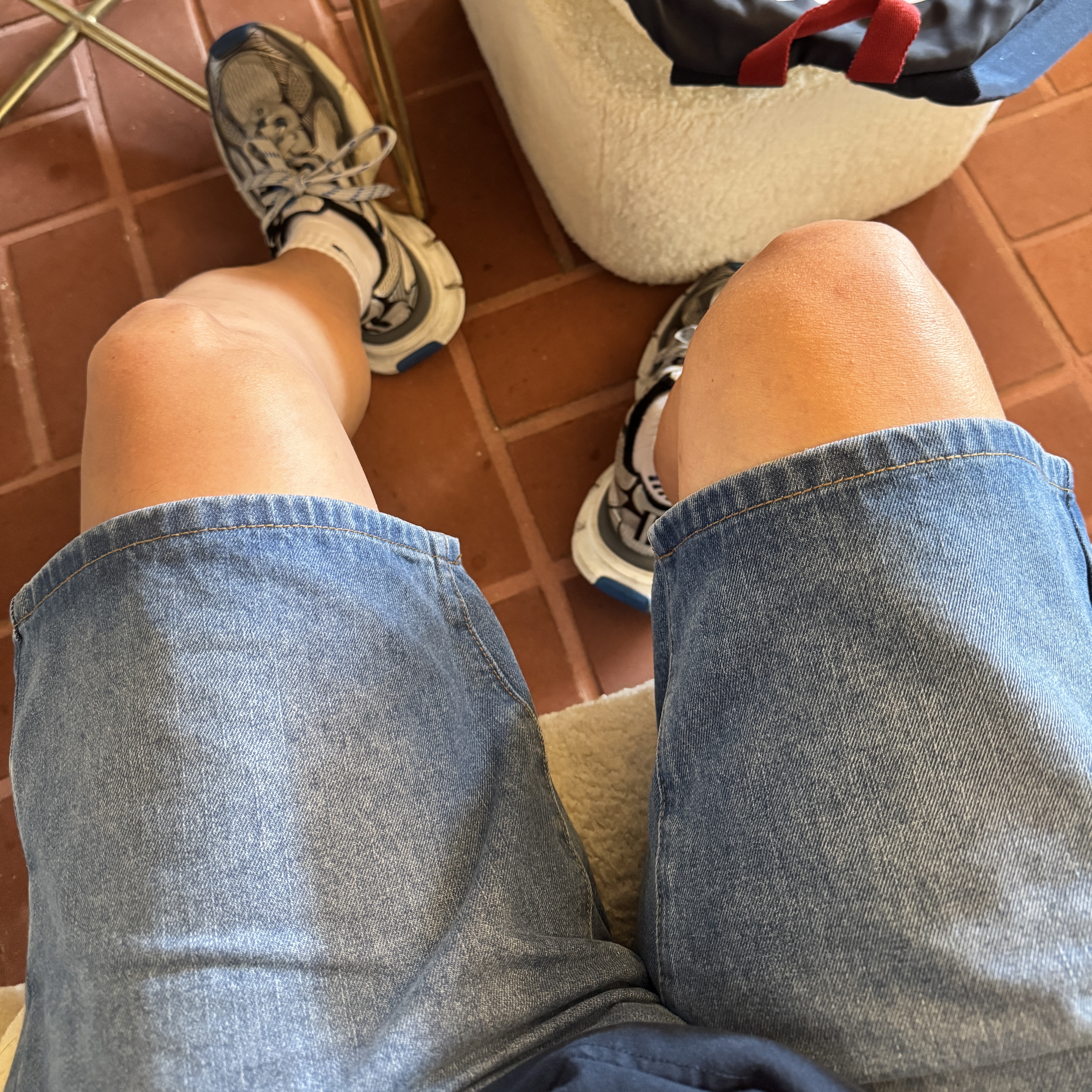 [KREAM 단독][니티드X림박스] Knitted Relaxed Washing Denim Two-Tuck Cinch Back Shorts Washing Blue, Human Made Duck PVC Key Chain Blue 착용 스타일 - 4