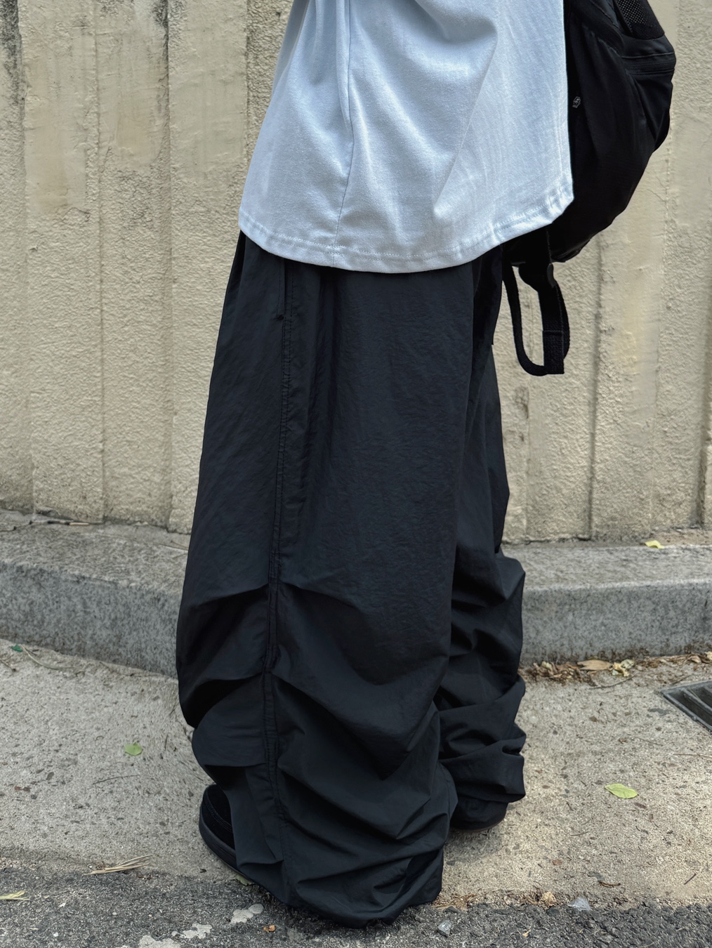 eS Accel OG Black, Mischief Lightweight Zip Around Backpack Black 착용 스타일 - 4