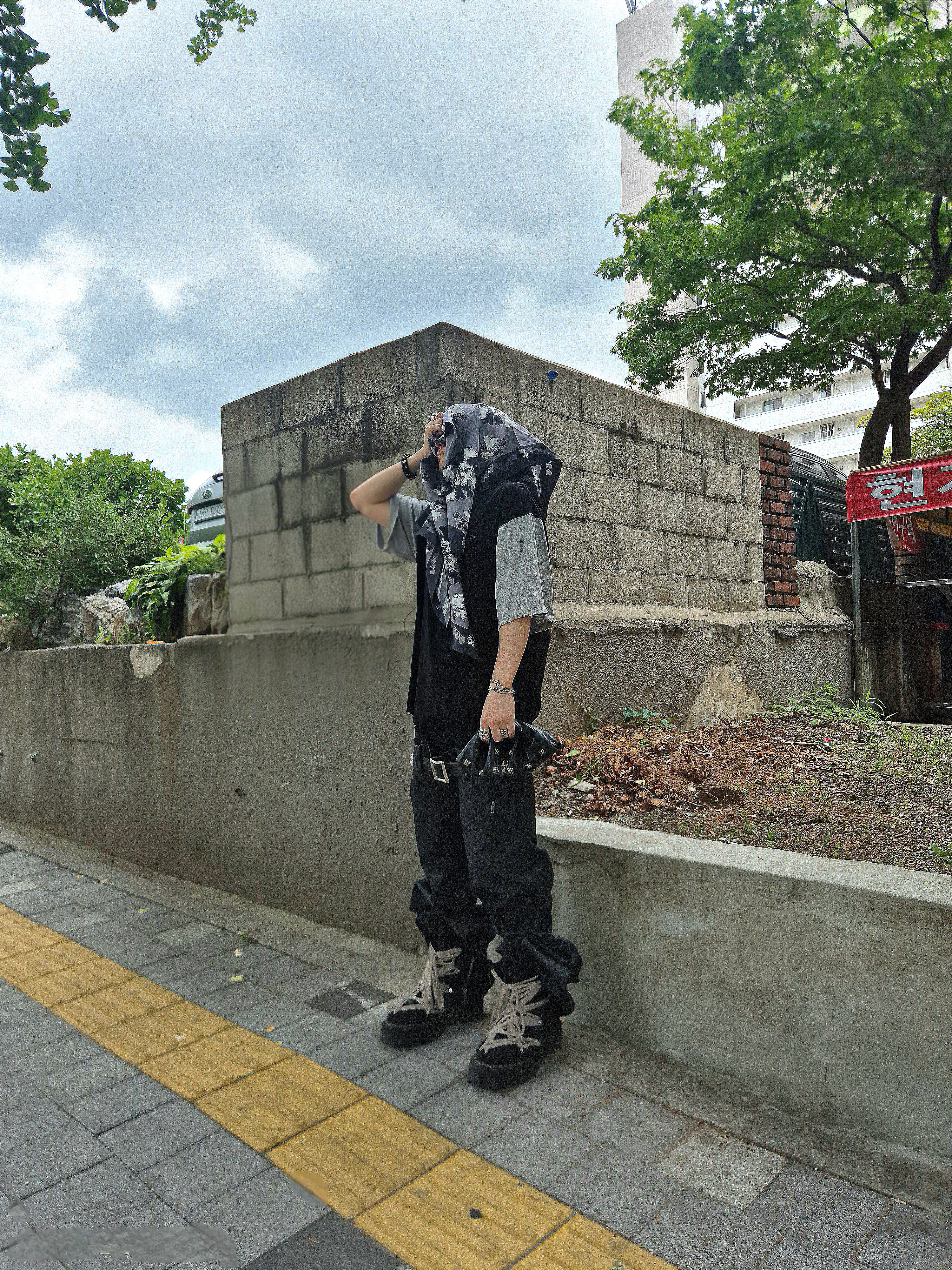 Awende Requiem Silk Scarf Gray, Dr. Martens x Rick Owens 1460 Quad Sole Mega Lace Boots Black 착용 스타일 - 3
