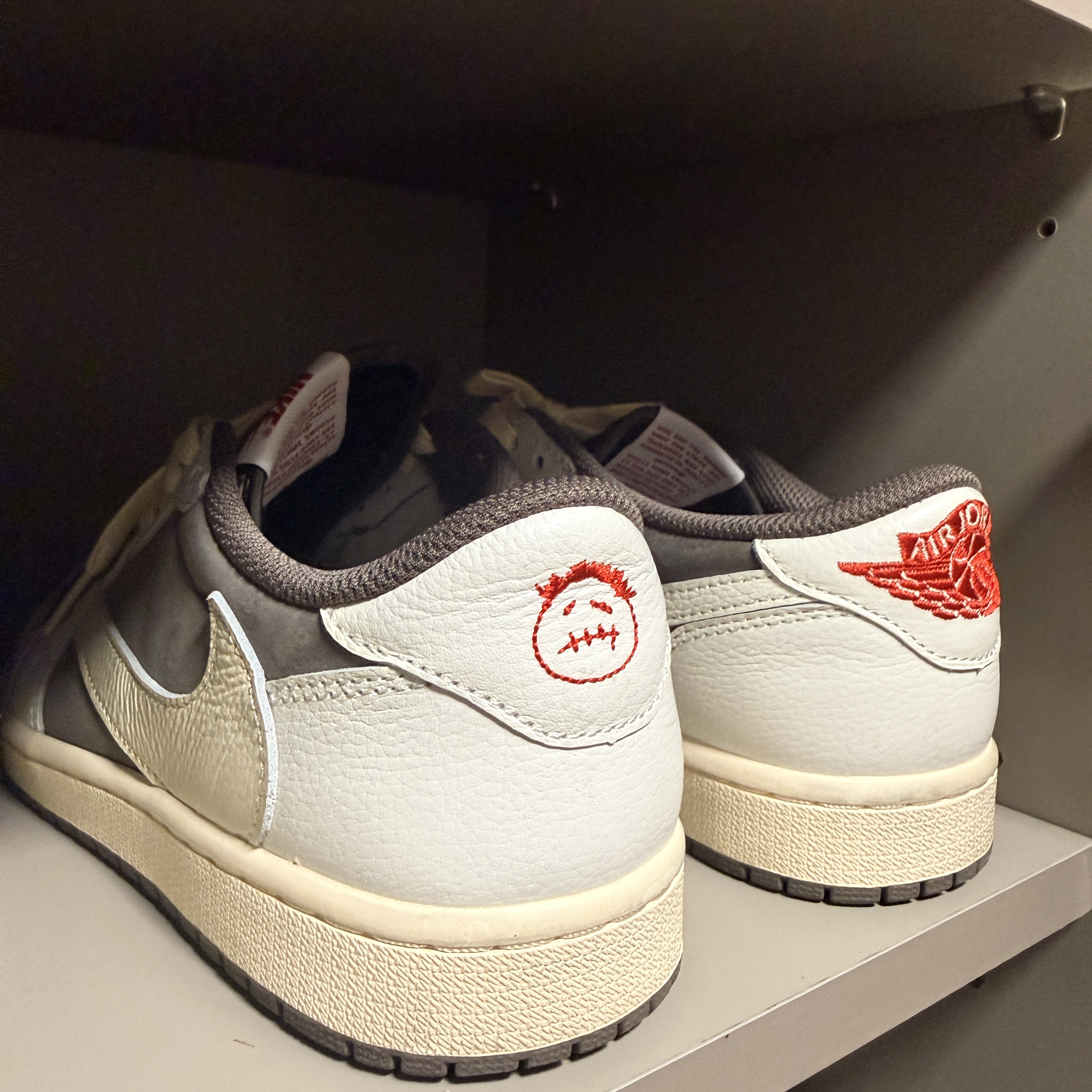 Jordan 1 x Travis Scott Retro Low OG SP Sail and Ridgerock 착용 스타일