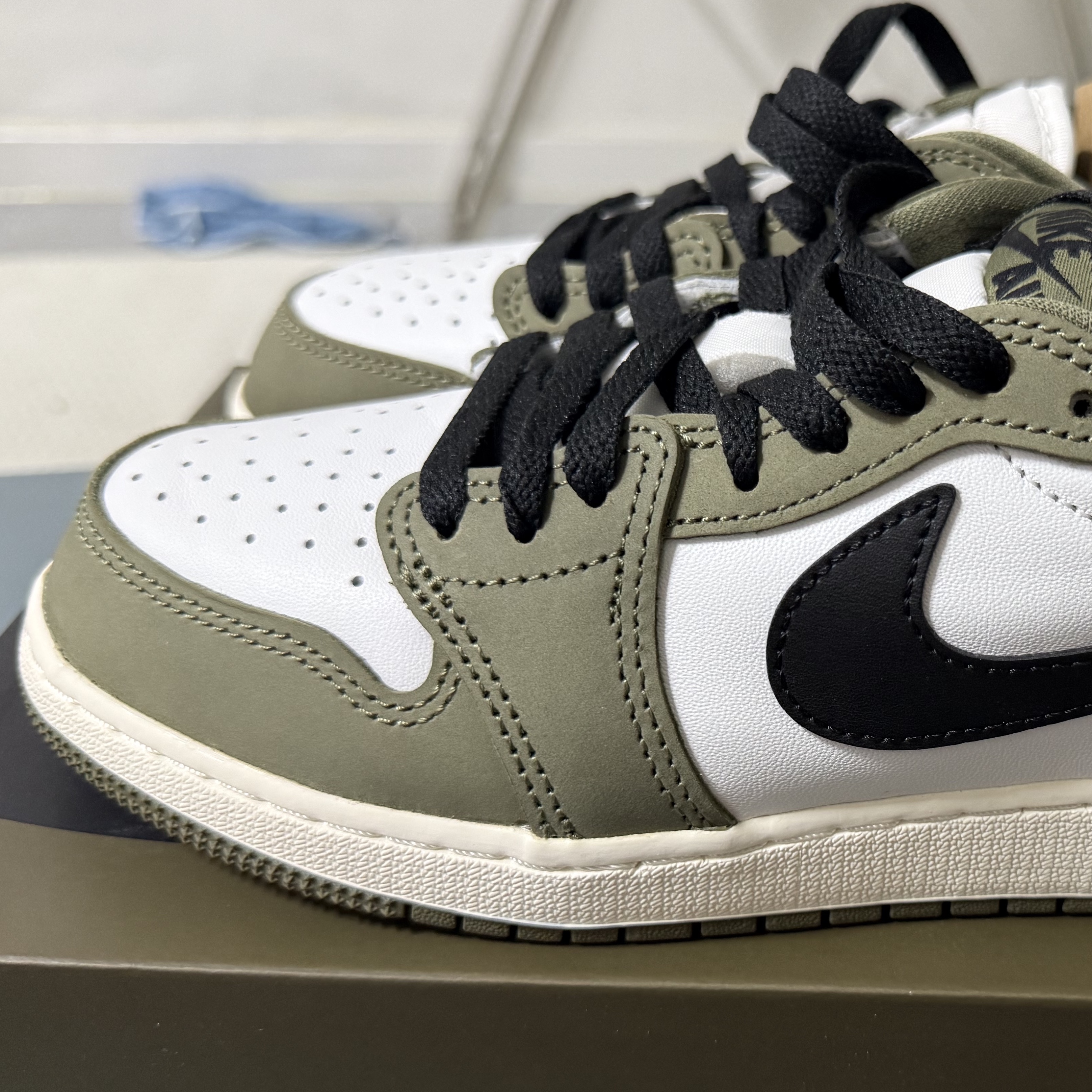 (GS) Jordan 1 Retro Low OG Medium Olive and Summit White 착용 스타일 - 1