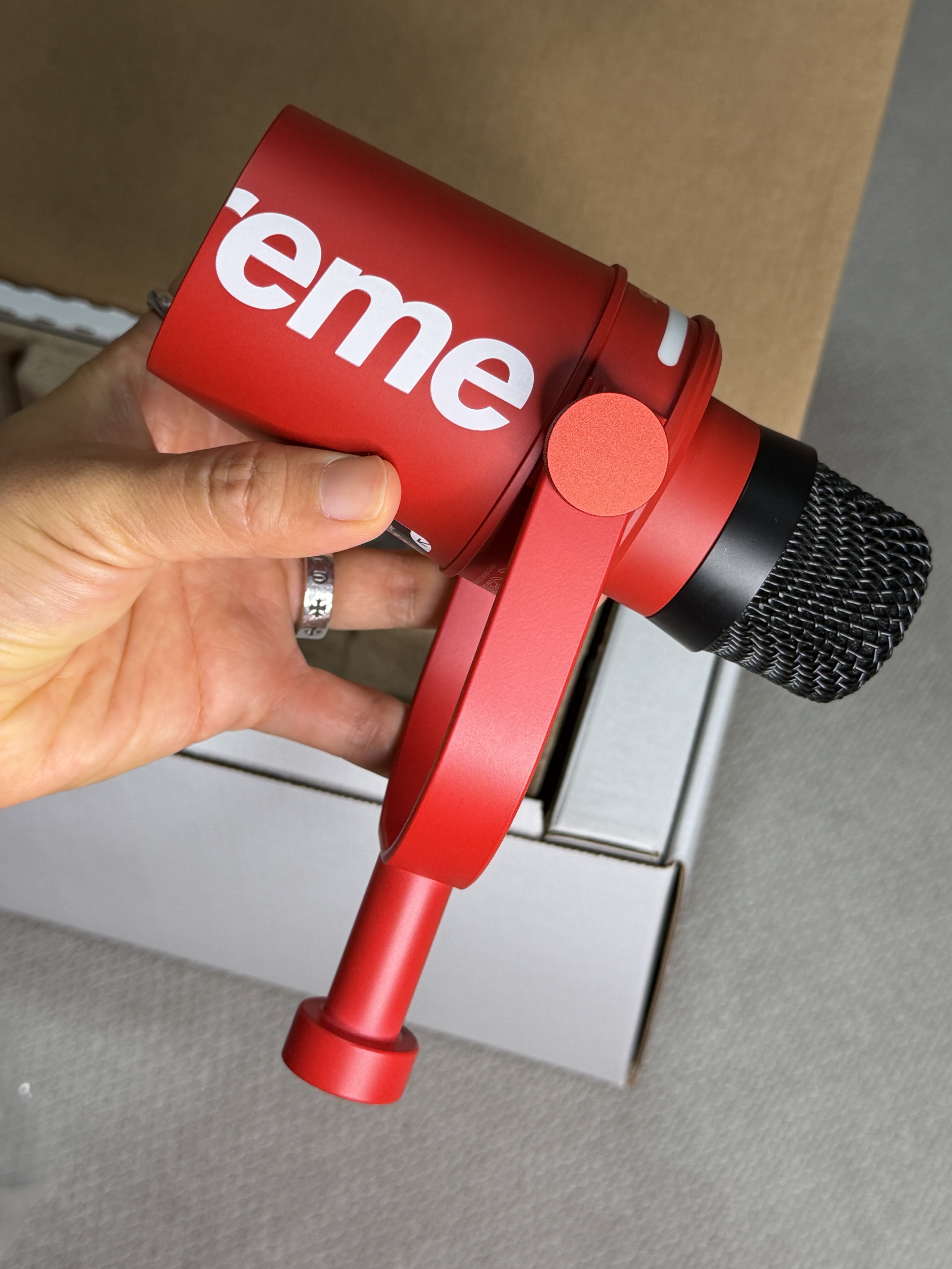 Supreme x Shure MV7+ Microphone Red - 26SS 착용 스타일 - 3