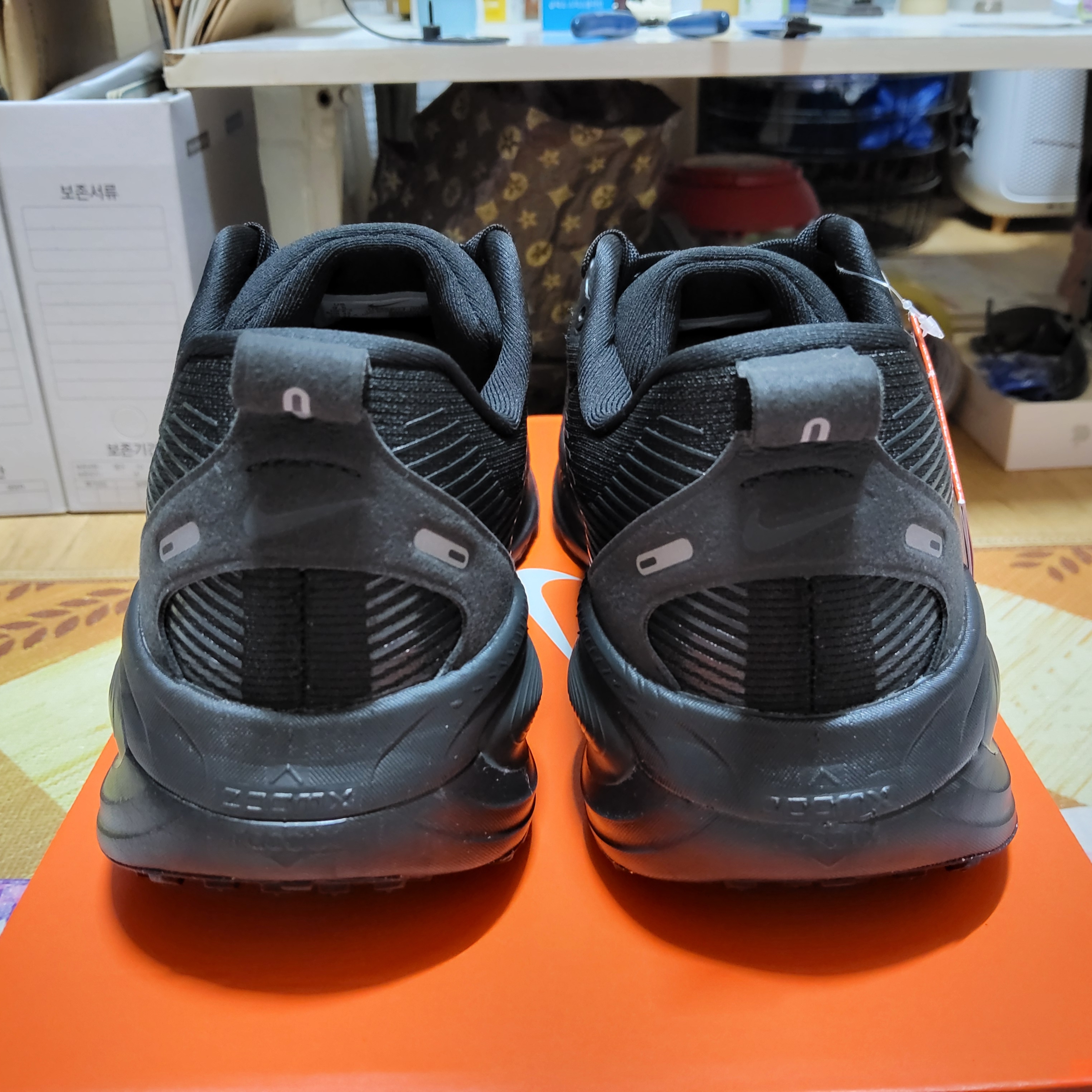 Nike Vomero 18 Black Dark Smoke Grey 착용 스타일 - 3