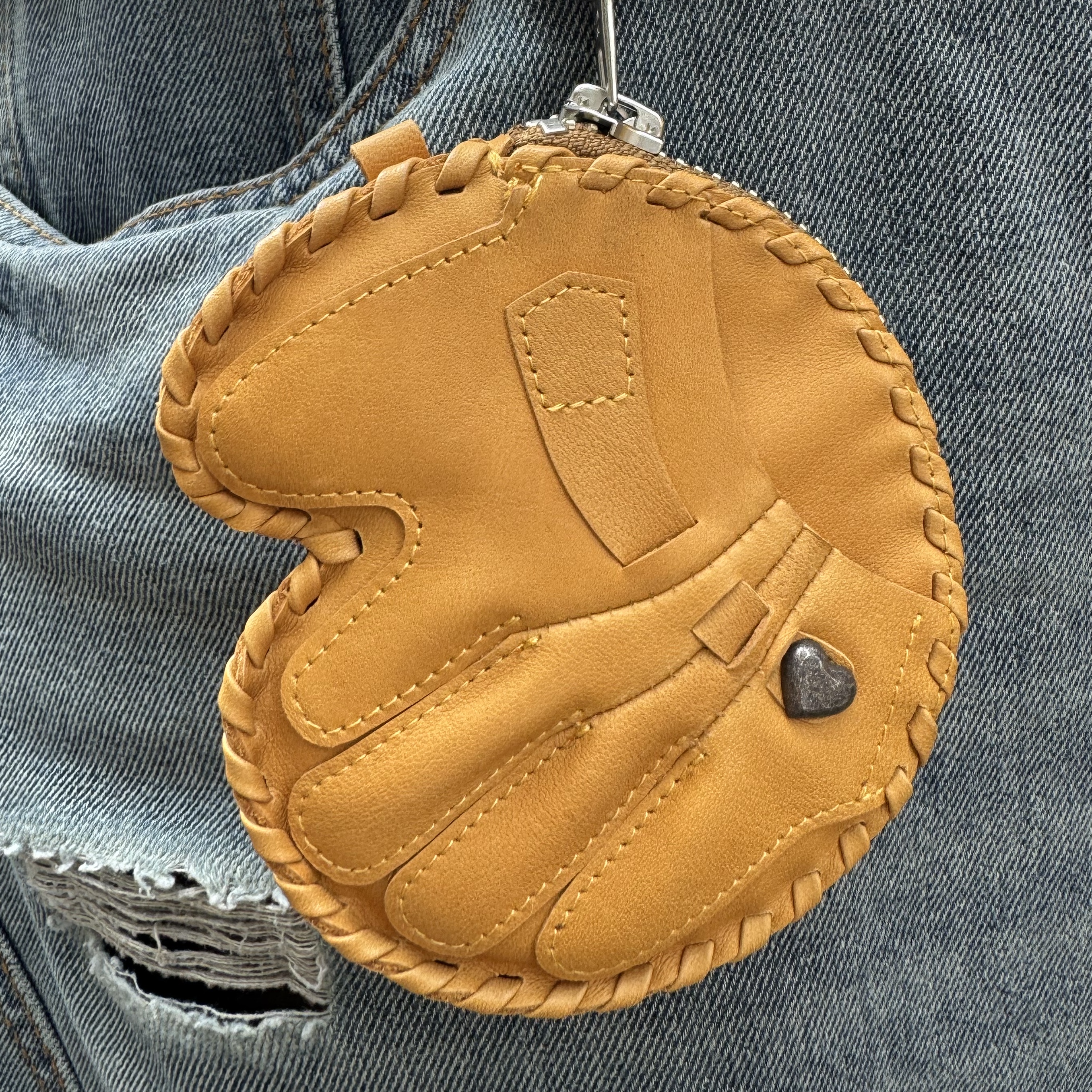 Human Made Glove Coin Case Brown 착용 스타일