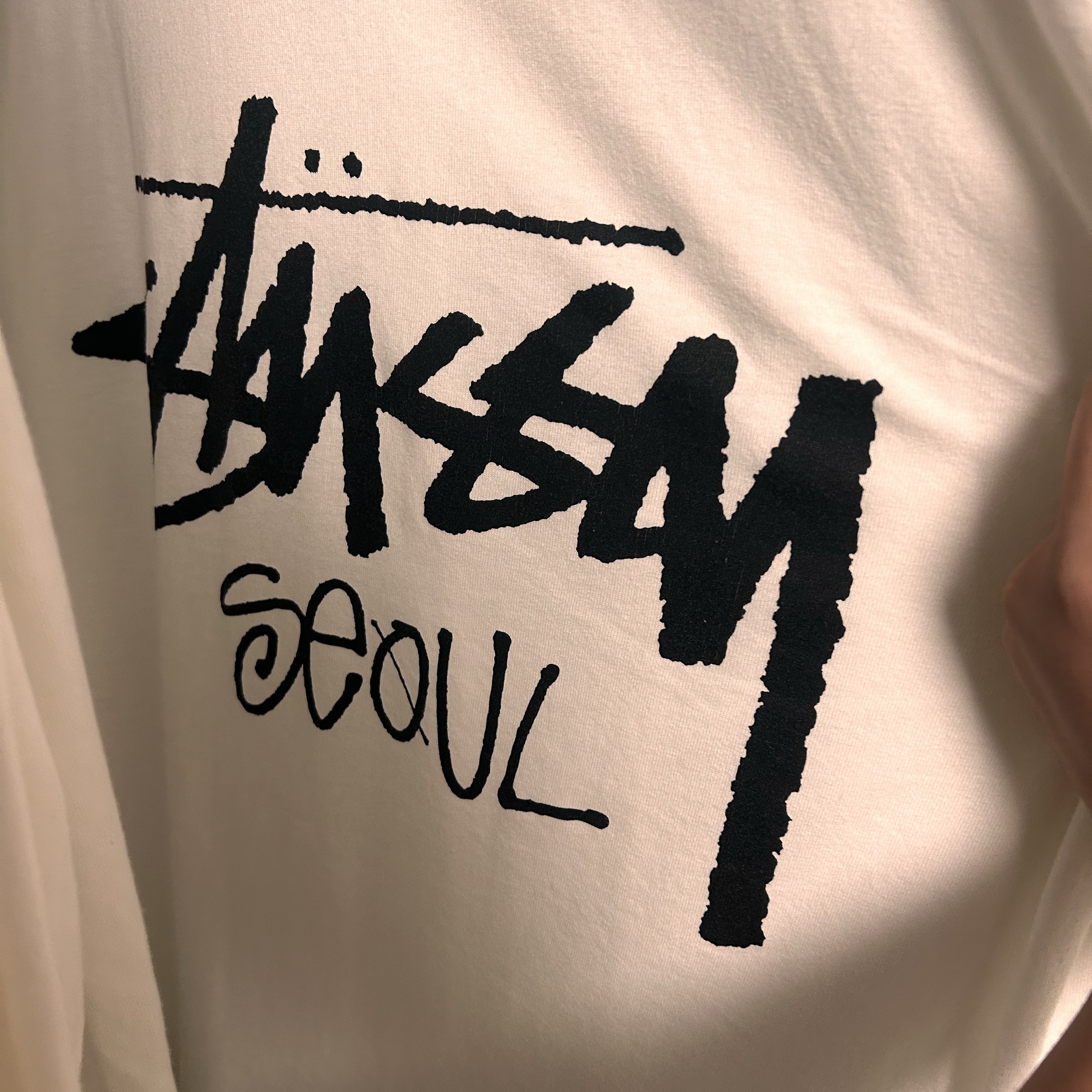 Stussy Stock Seoul T-Shirt White, Stussy Stock London T-Shirt White 착용 스타일 - 1