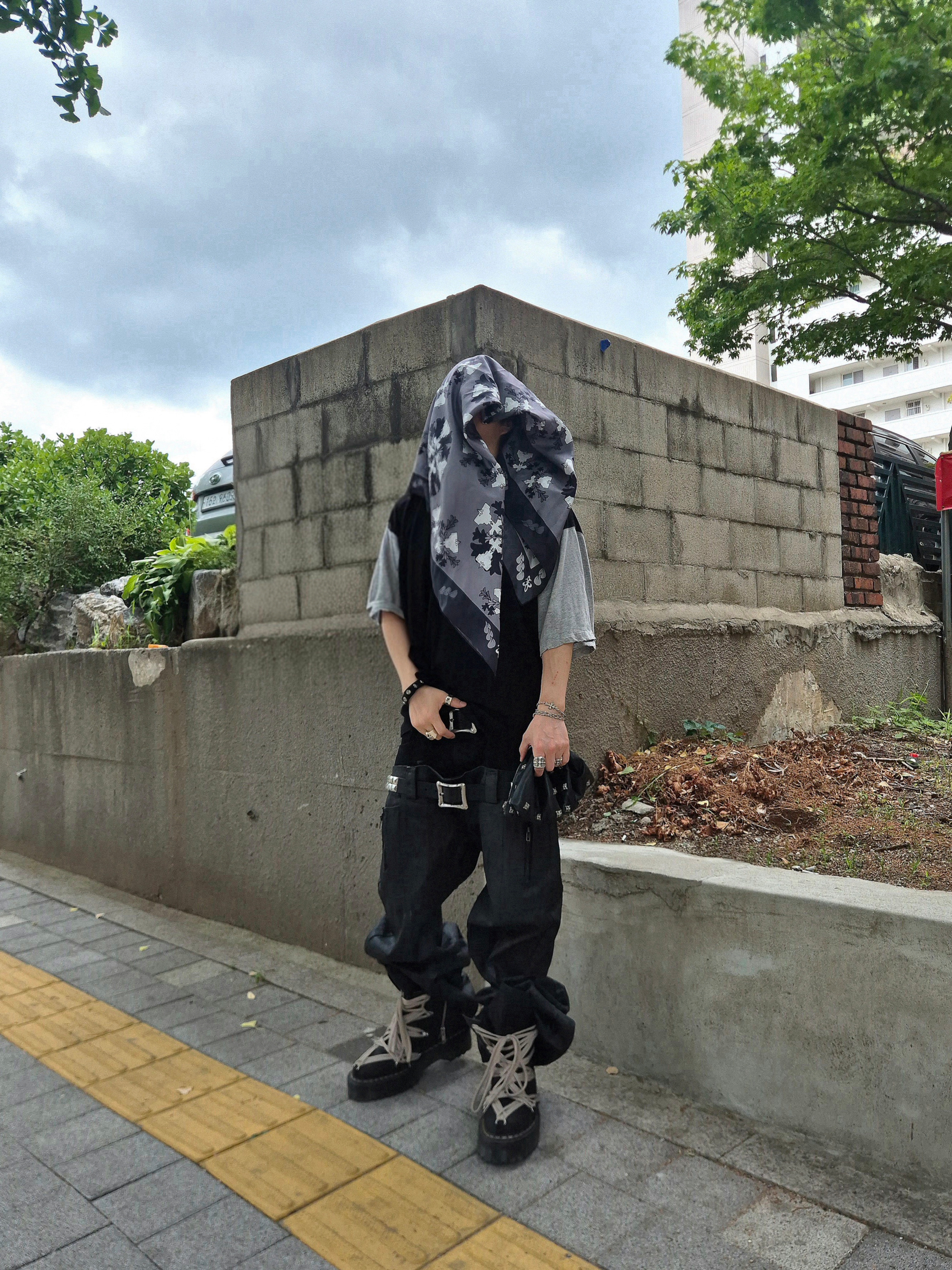 Awende Requiem Silk Scarf Gray, Dr. Martens x Rick Owens 1460 Quad Sole Mega Lace Boots Black 착용 스타일 - 2