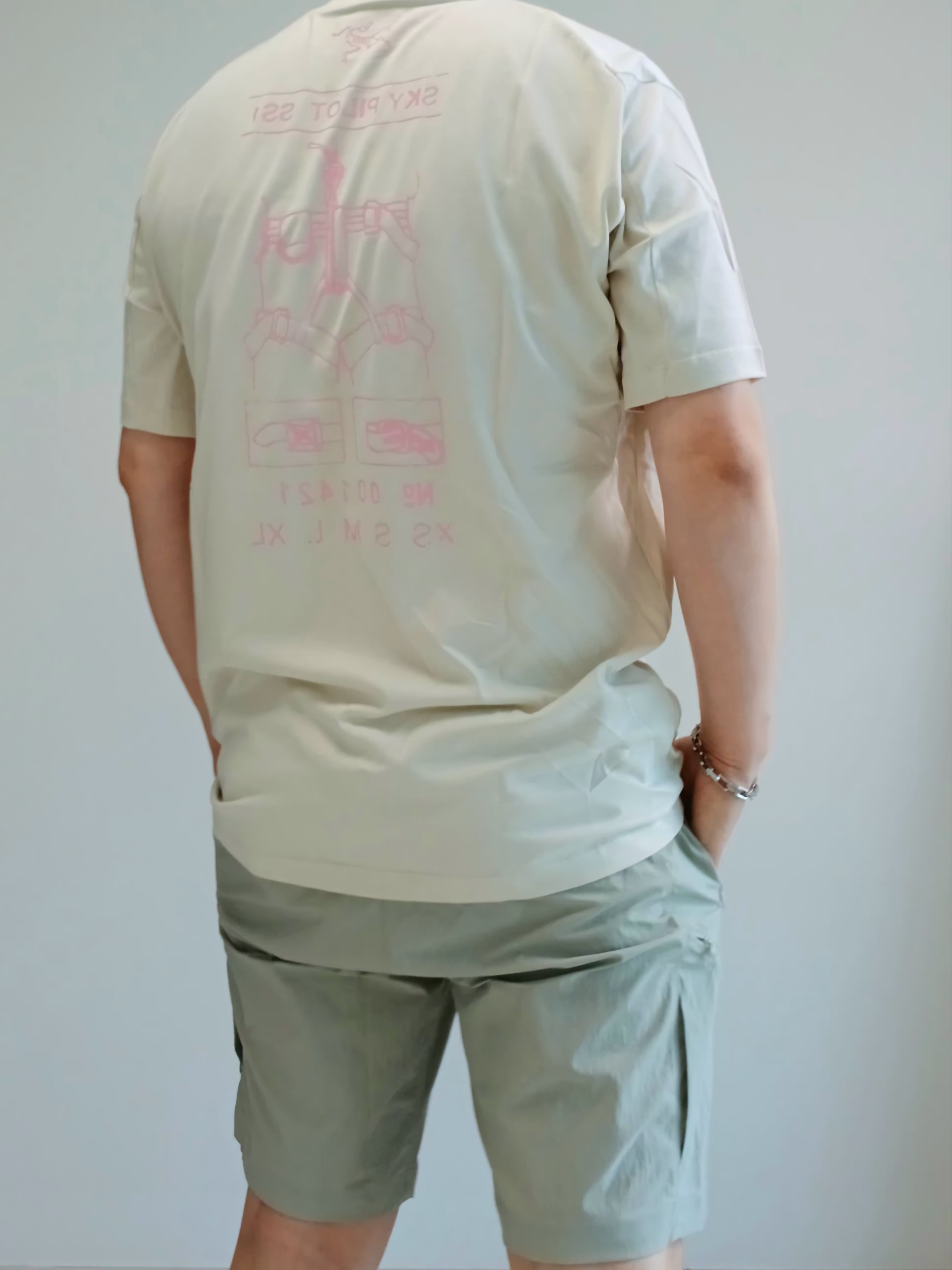 Arc'teryx Gamma Quick Dry Shorts 9 Inch Habitat, Salomon RX Slide 3.0 Urban Chic Lunar Rock 착용 스타일 - 5