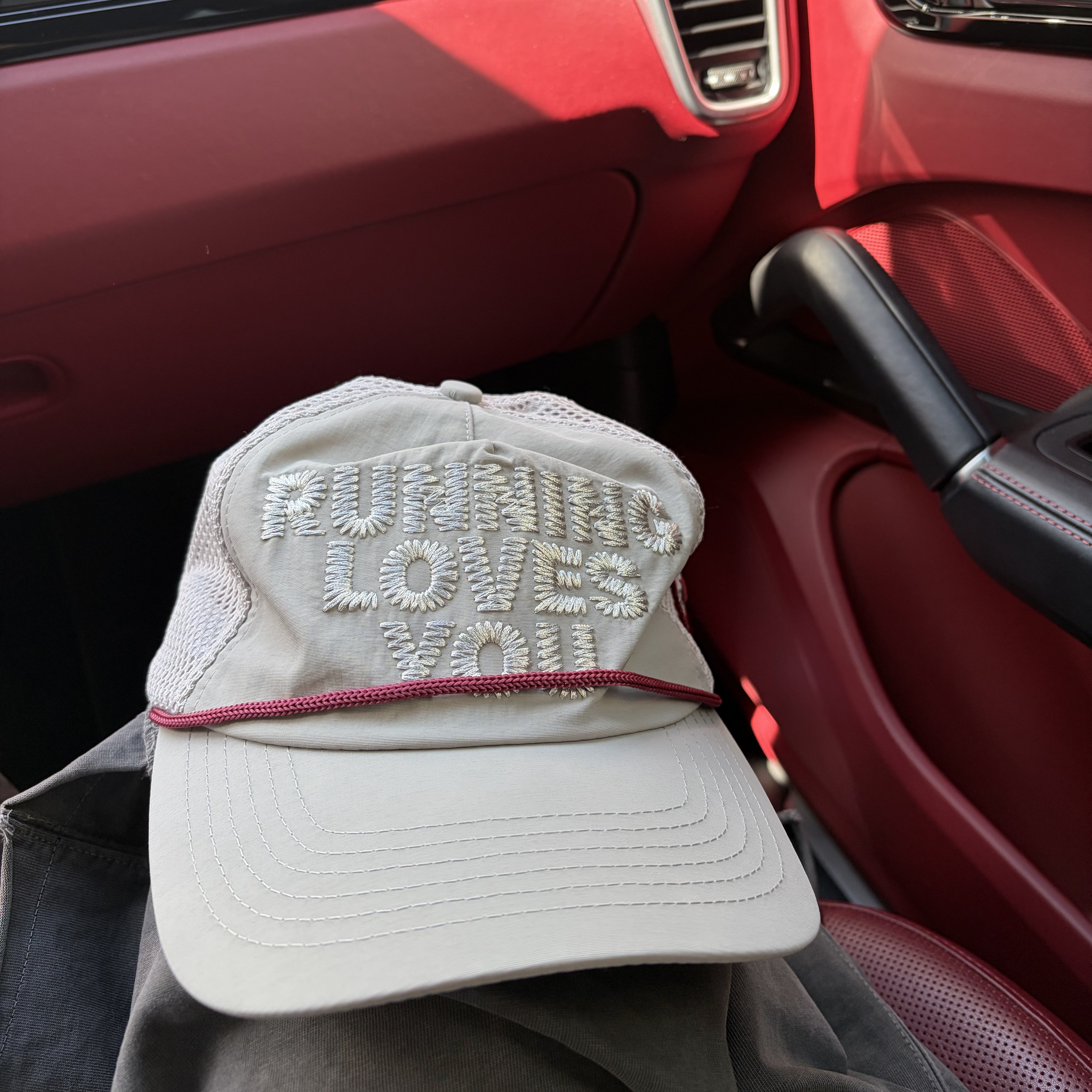 Alex Zono Running Loves You Trucker Hat Silver 착용 스타일