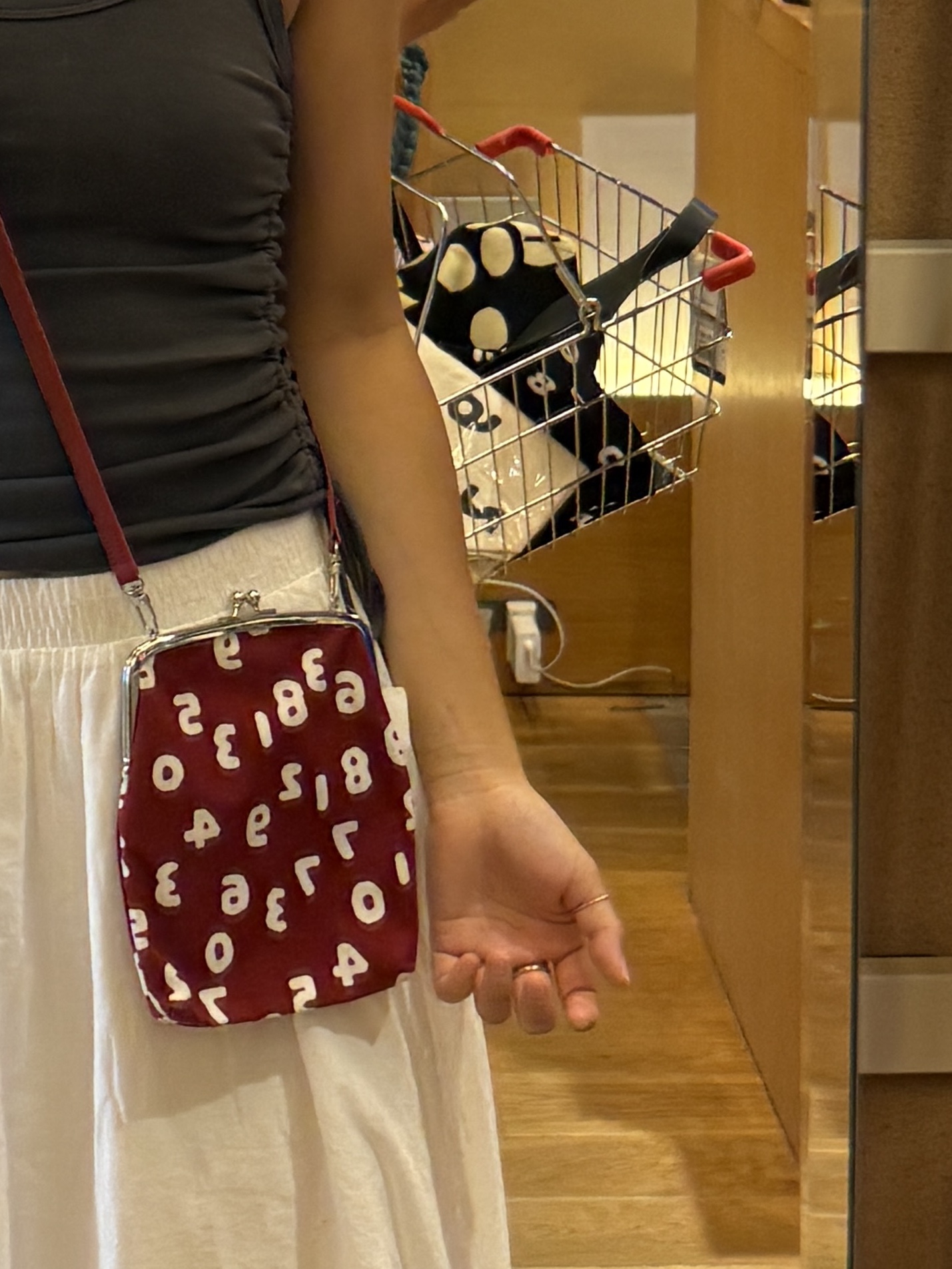 Sou Sou Canvas Soft Gamaguchi Bag Large Black (with 110cm Black Leather Strap) 착용 스타일