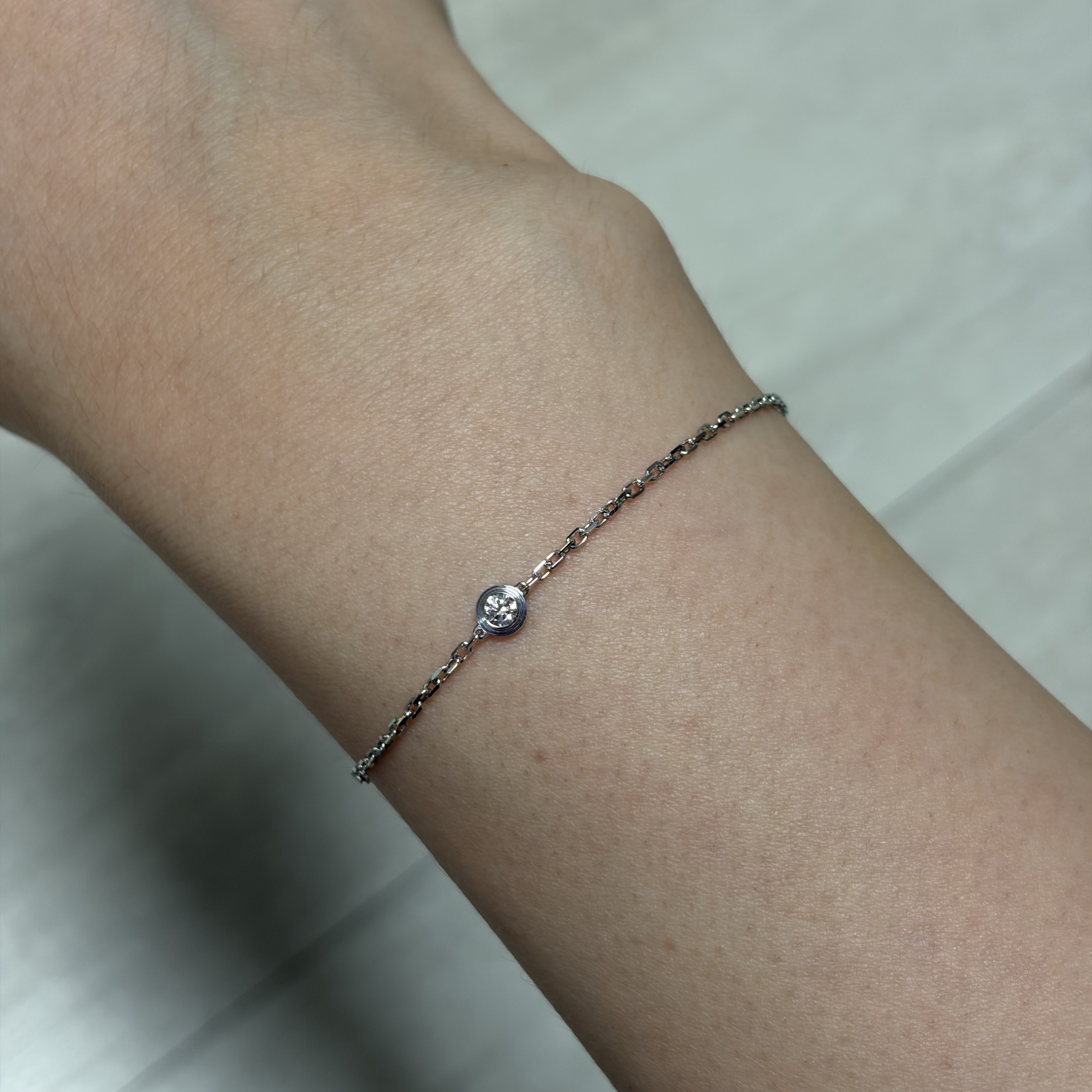 (W) Cartier D'Amour Bracelet Small White Gold Diamond 착용 스타일