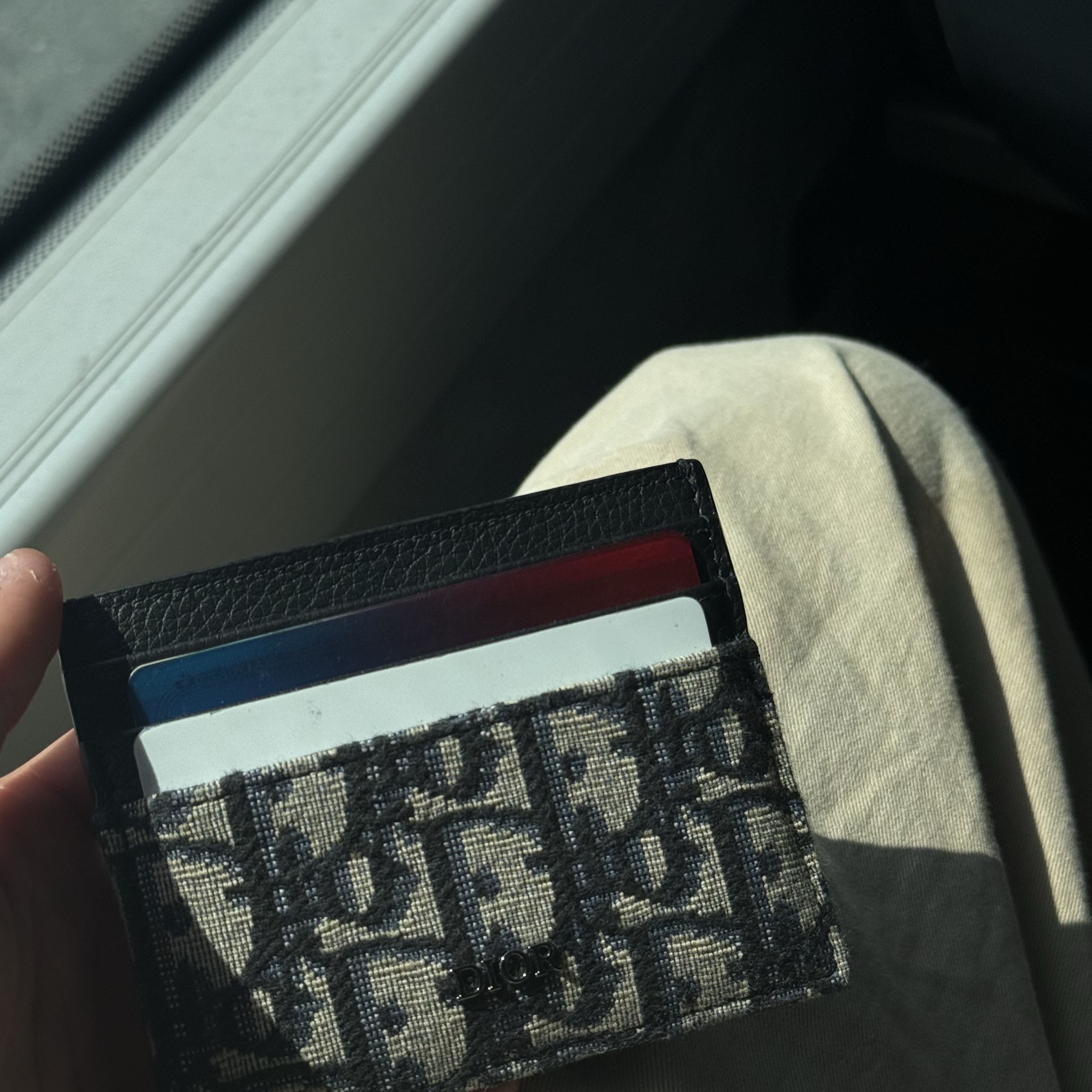 Dior Card Holder Beige & Black Dior Oblique Jacquard 착용 스타일
