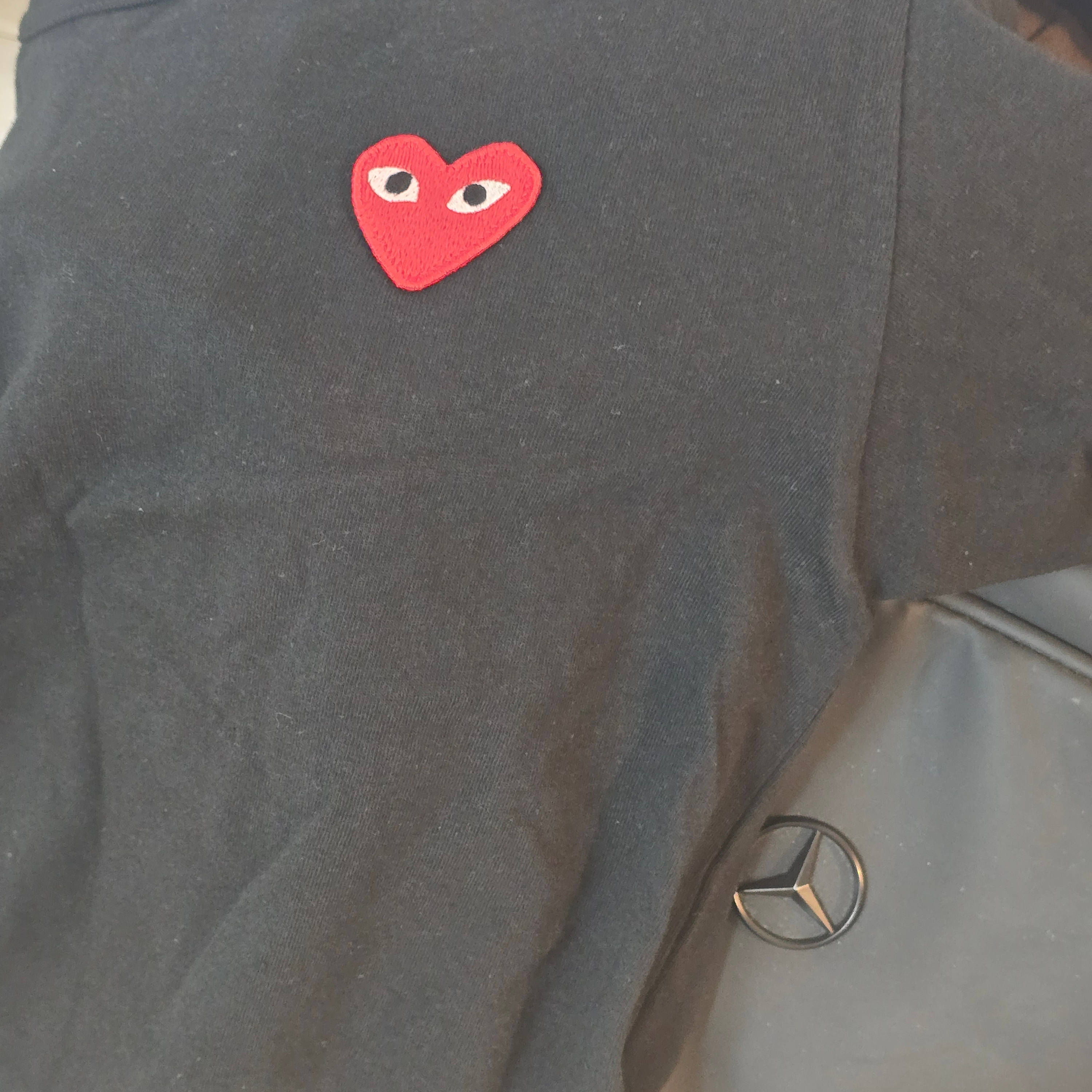 Play Comme des Garcons Red Heart T-Shirt Black 착용 스타일 - 1