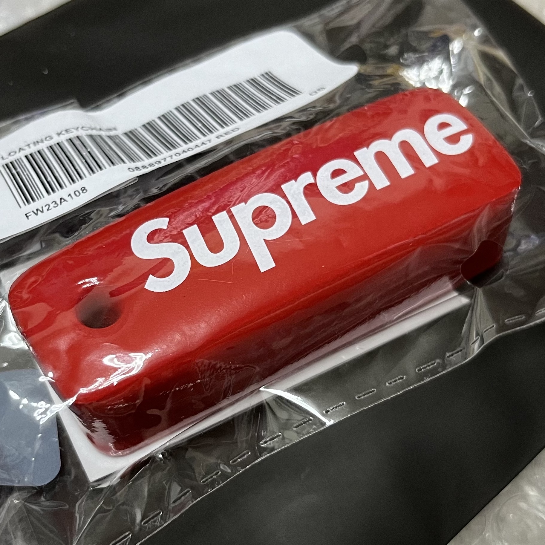 Supreme Floating Keychain Red - 23FW 착용 스타일